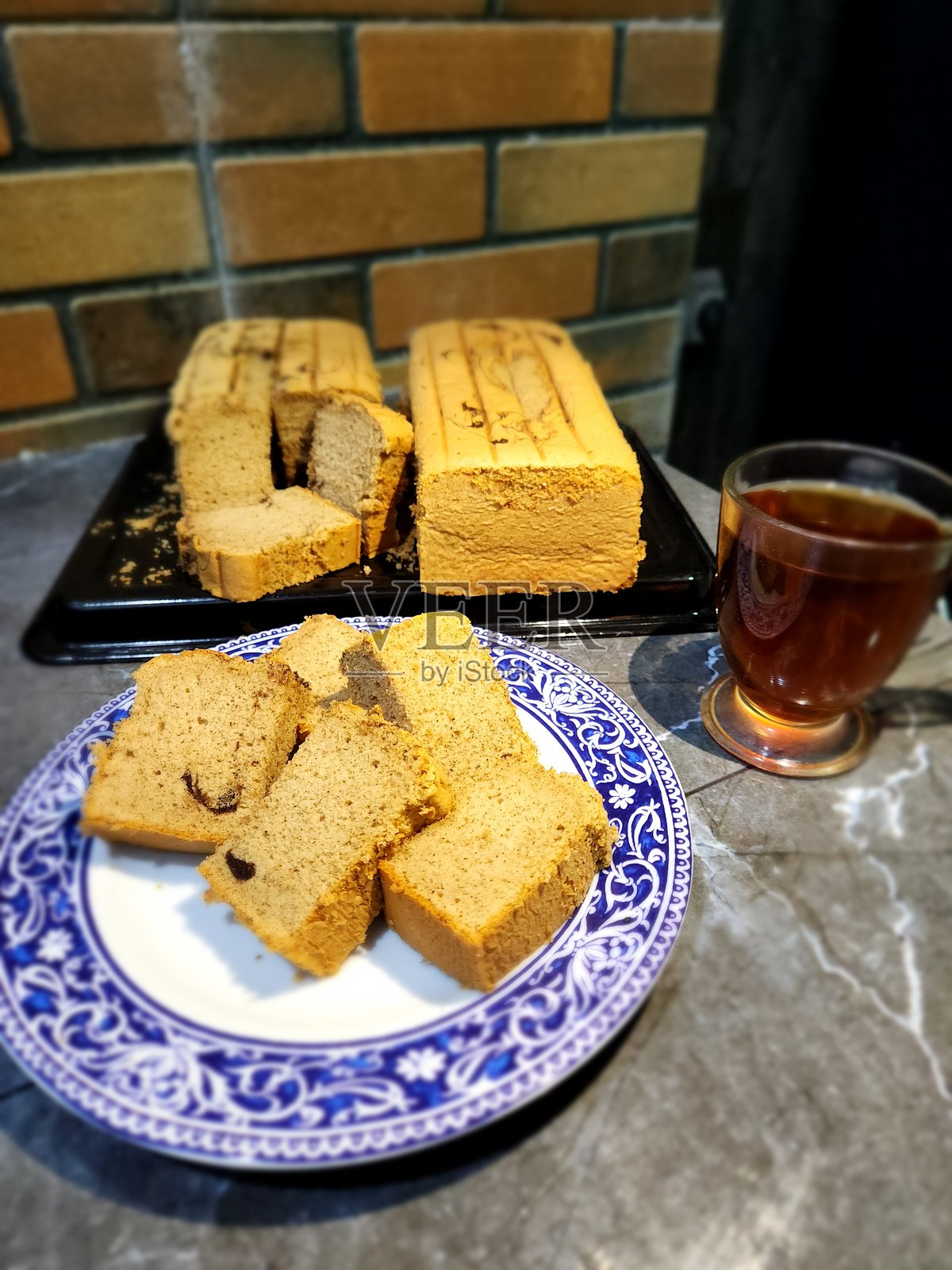 早晨的香蕉海绵蛋糕与茶照片摄影图片