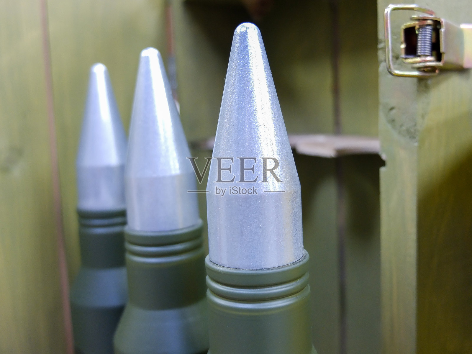 女性在市场上挑选葡萄酒，展示柜中有各种饮品照片摄影图片