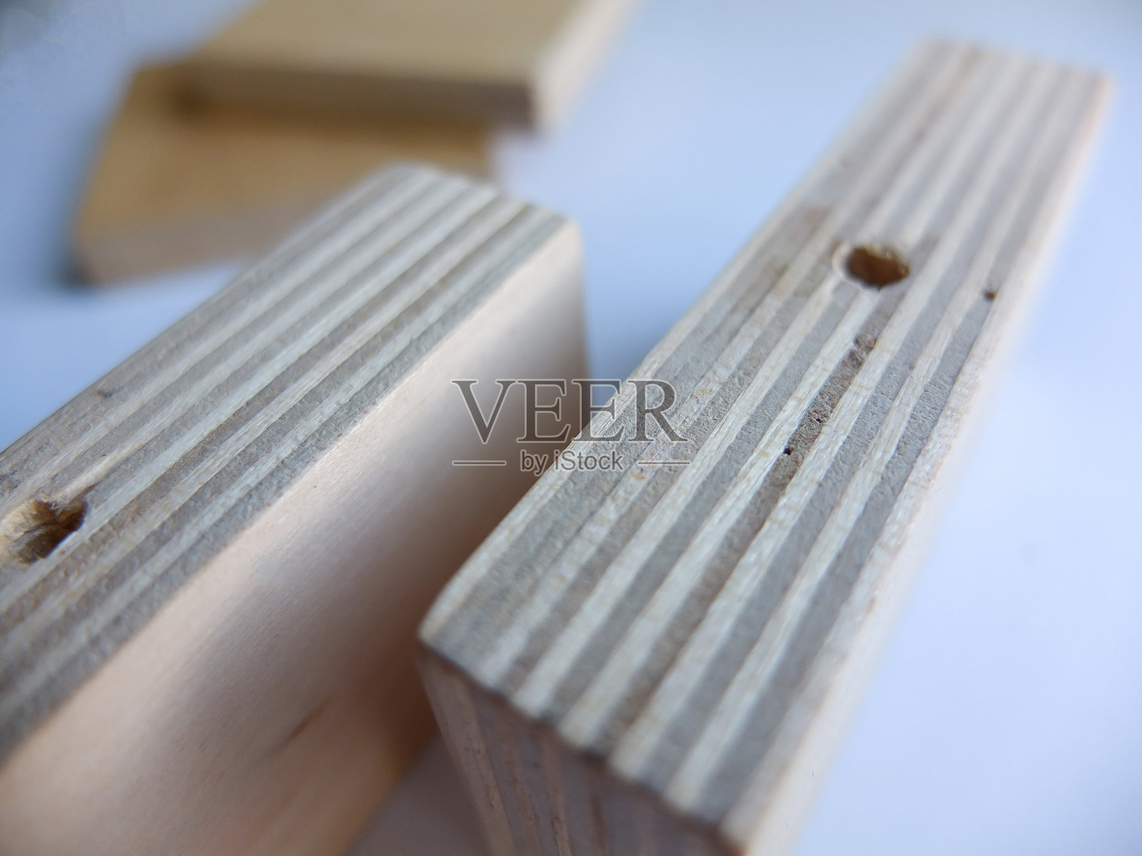 房间墙边的木制家具部件和一袋家具组装配件。照片摄影图片