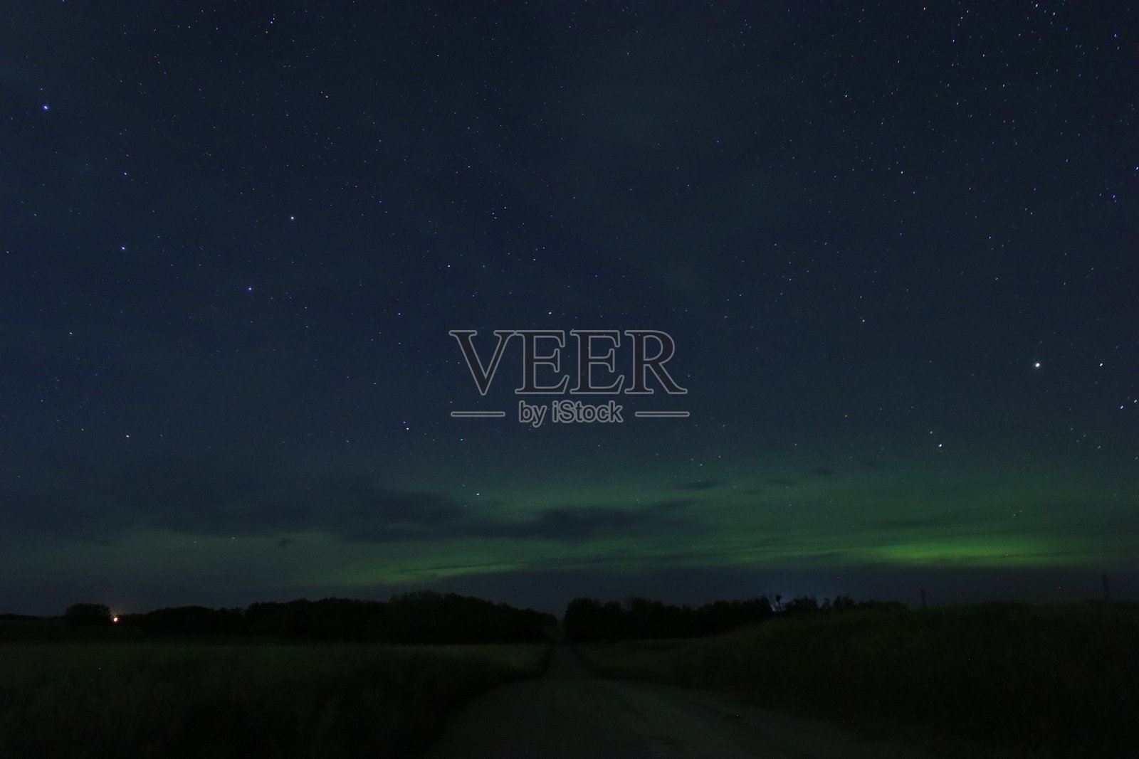 五光十色的夜空，月亮与星星相伴照片摄影图片