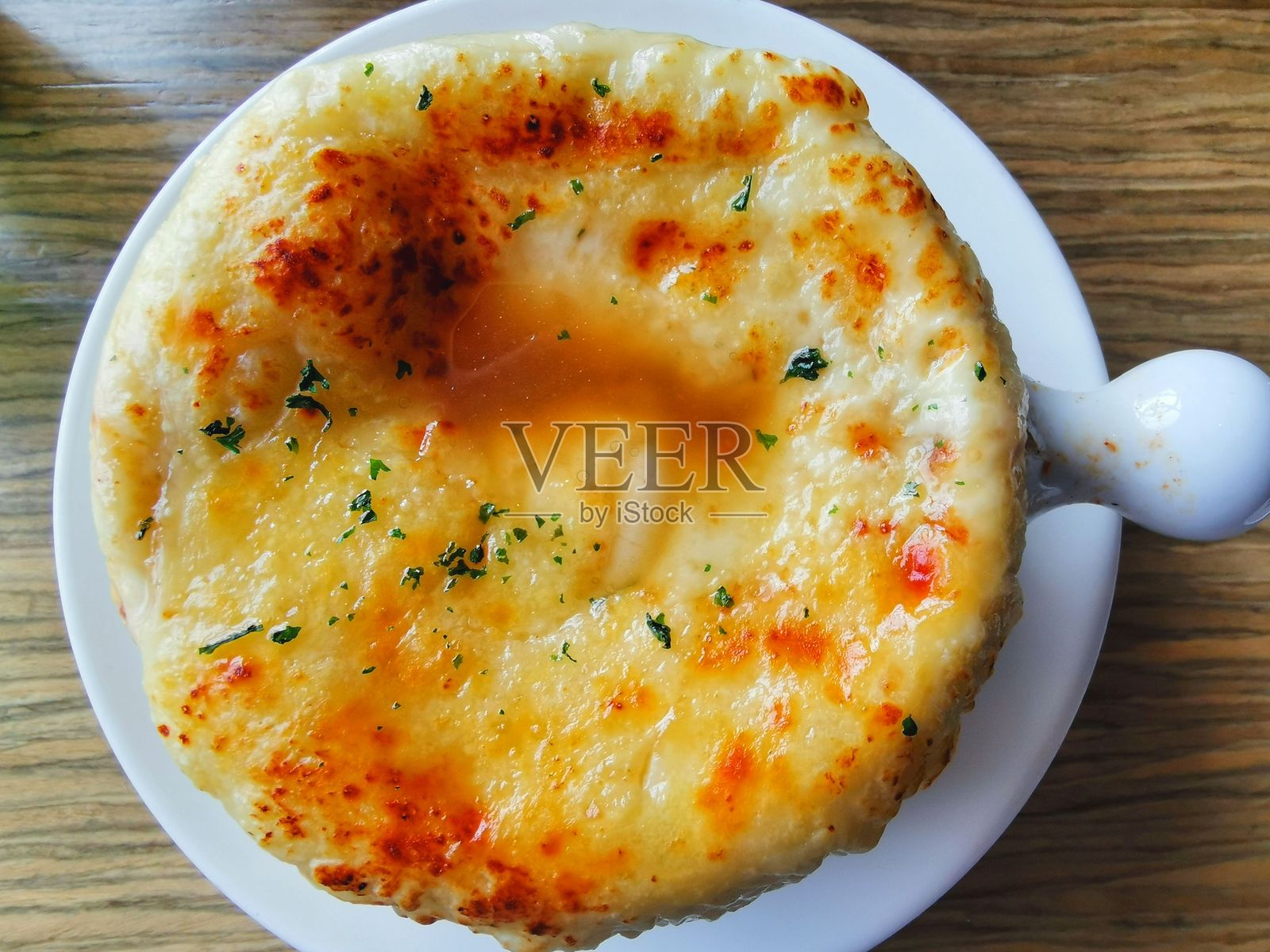 烤制的奶酪顶菜，表面金黄酥脆。照片摄影图片