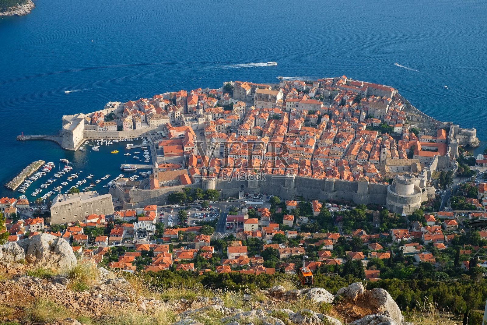 杜布罗夫尼克老城和亚得里亚海的鸟瞰图。照片摄影图片