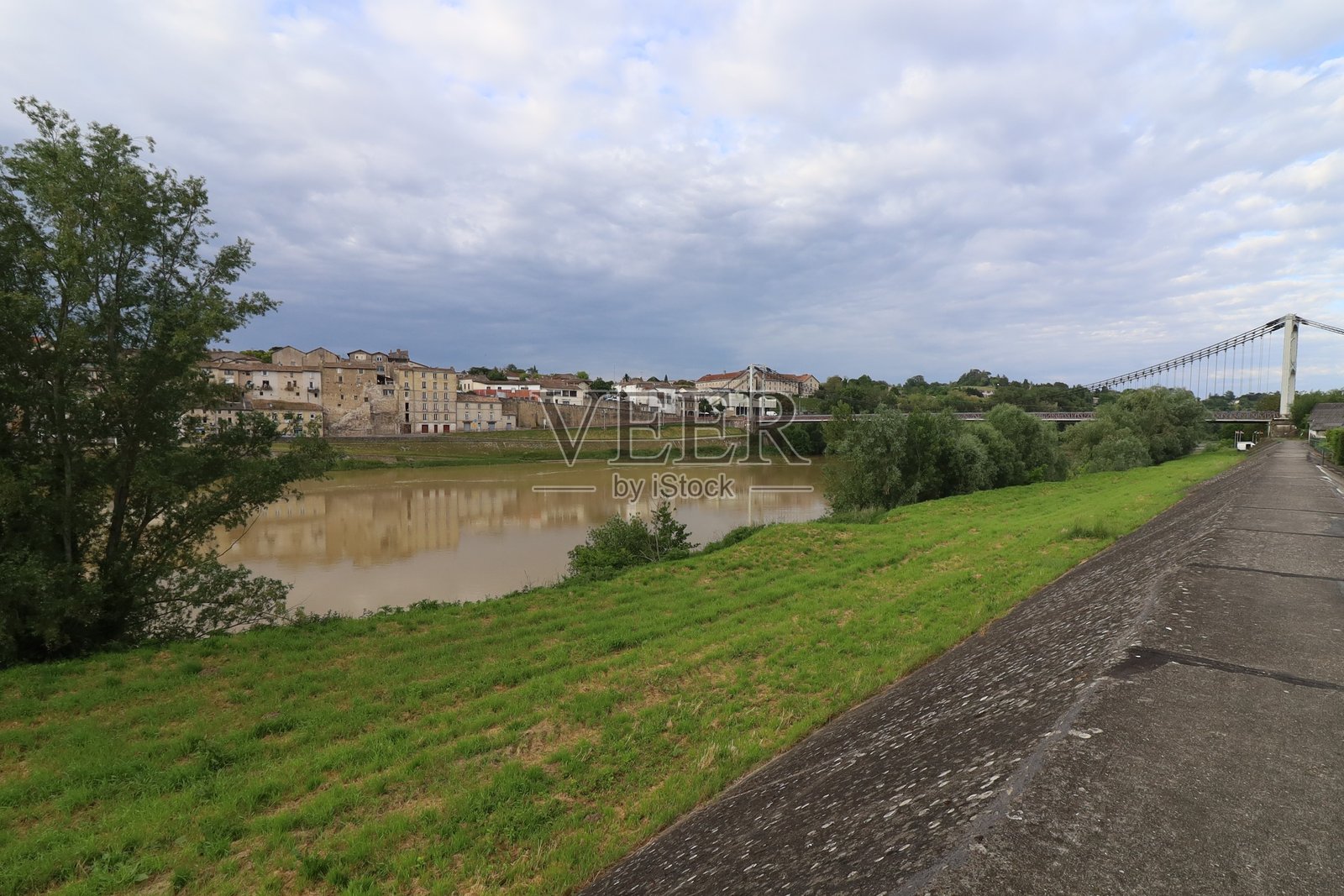 加龙河沿岸的拉雷奥尔照片摄影图片