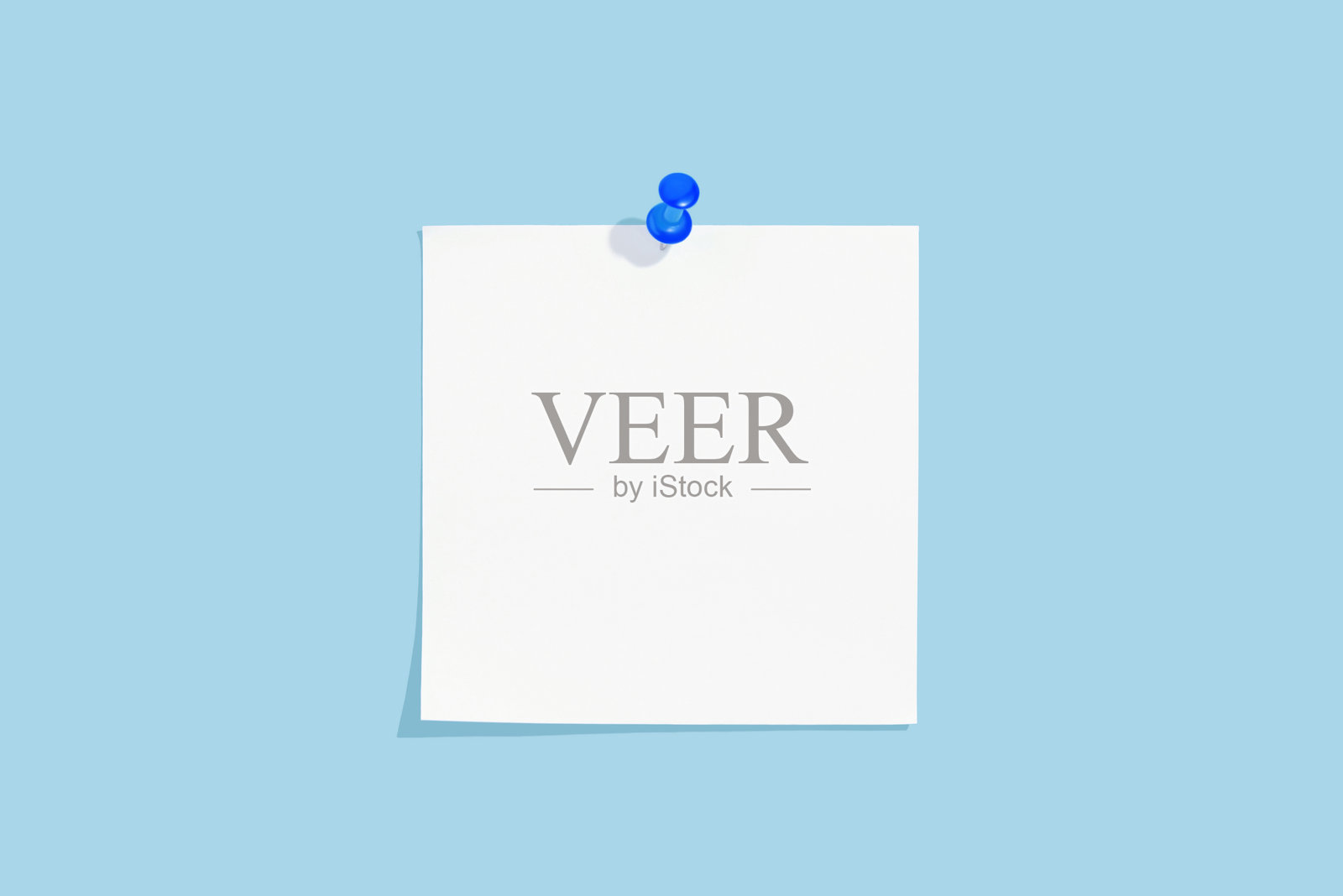 空白白纸用于通知，蓝色背景上有蓝色文具钉照片摄影图片