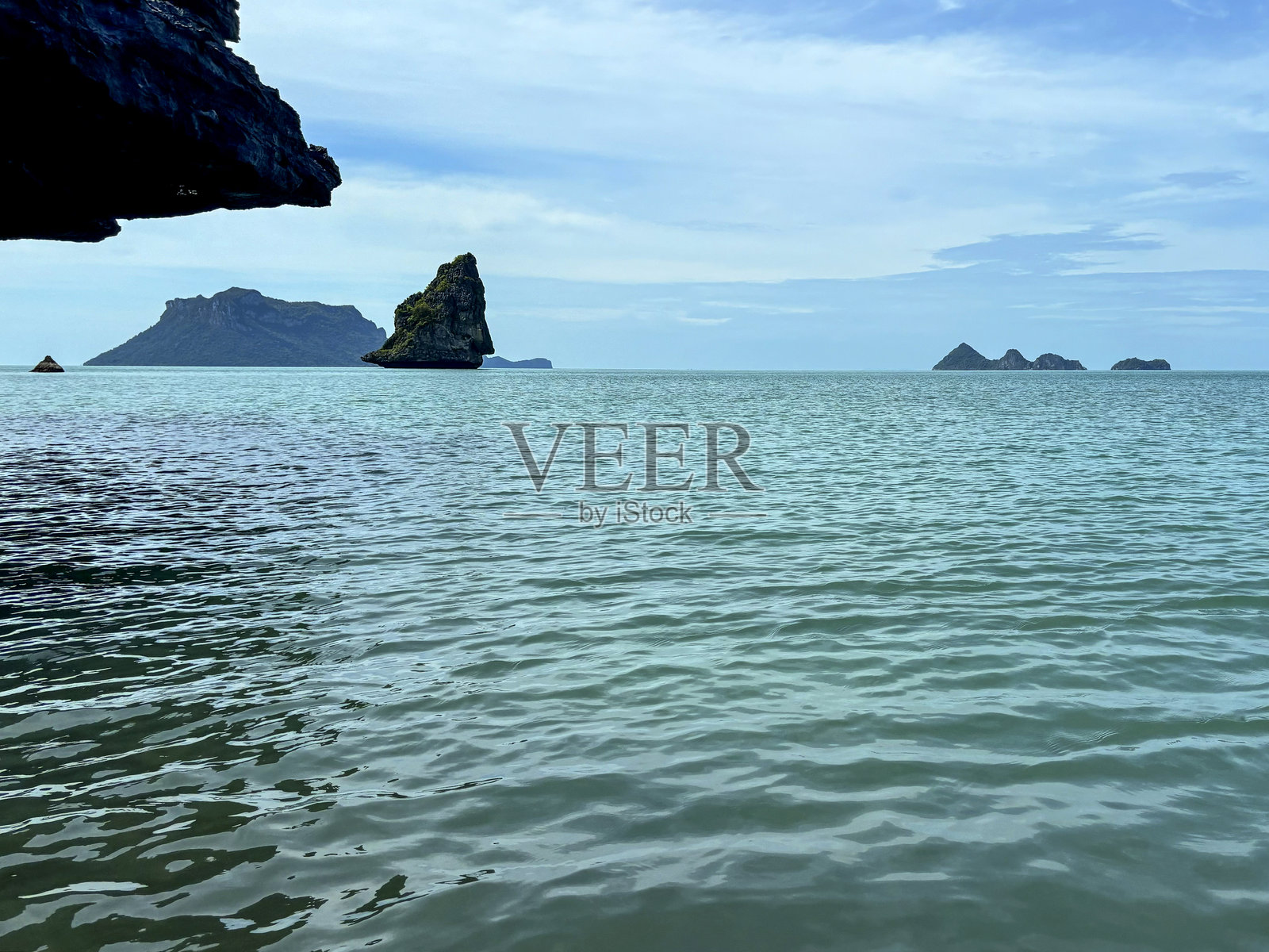 孤独而美丽的岩石，位于苏梅岛的安通海洋国家公园，这是一个位于泰国湾的群岛。照片摄影图片