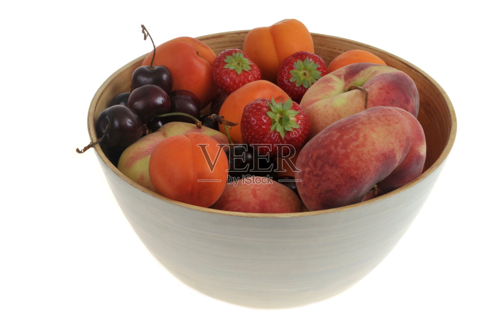 各种成熟水果在沙拉碗中照片摄影图片