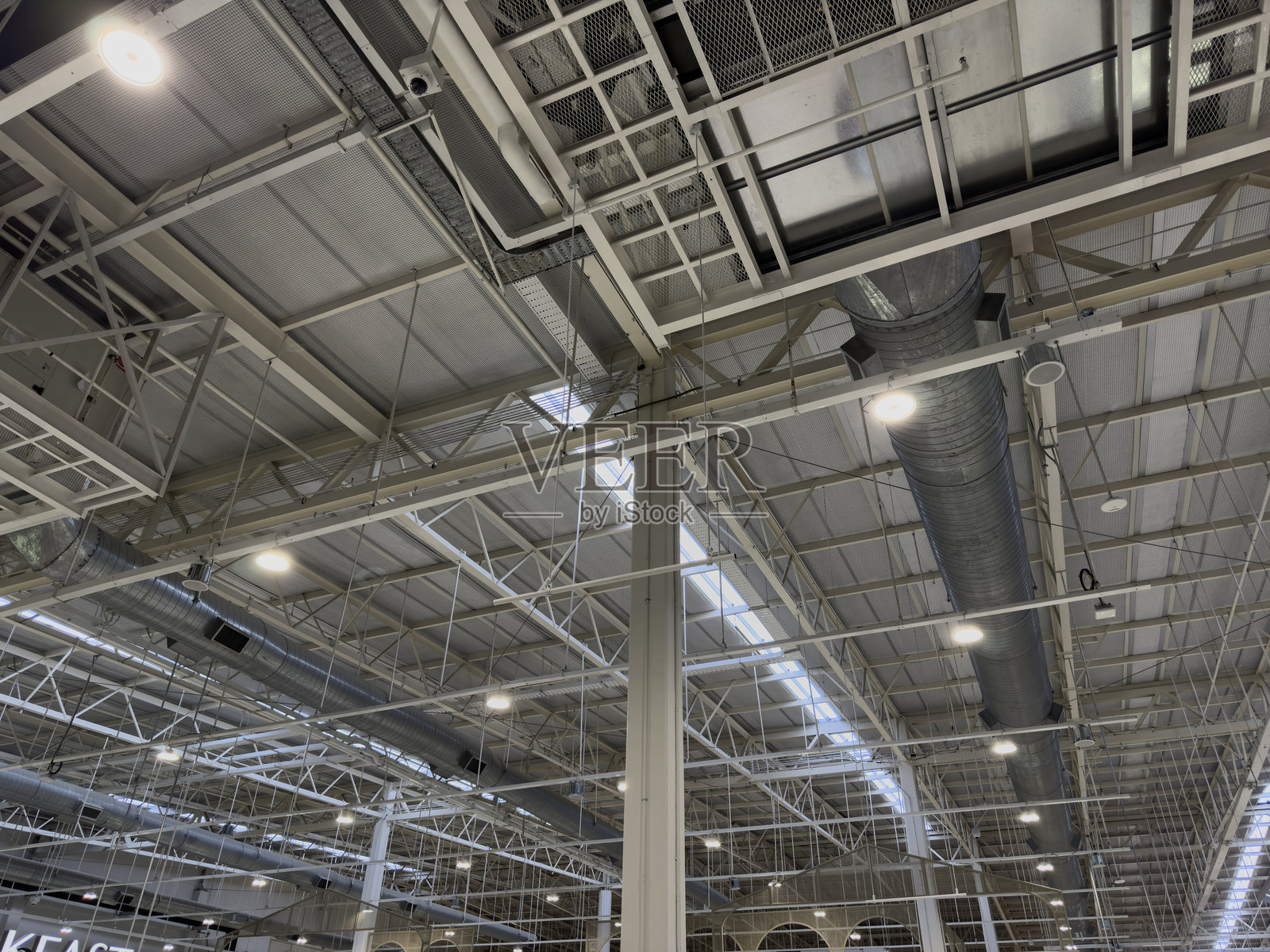 工业厂房天花板，配有金属梁和通风系统照片摄影图片
