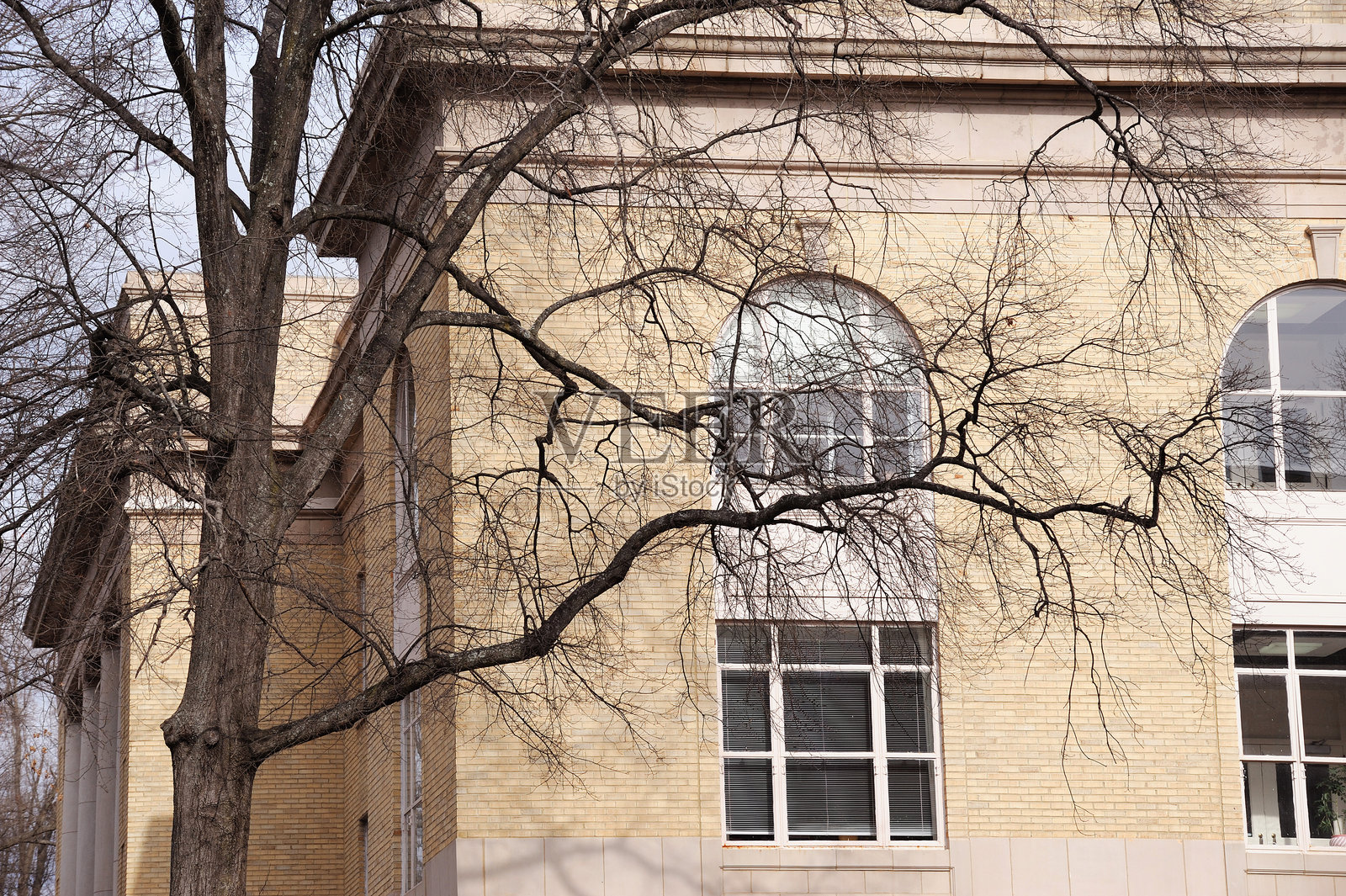 大学校园内一座古老建筑的特写镜头照片摄影图片