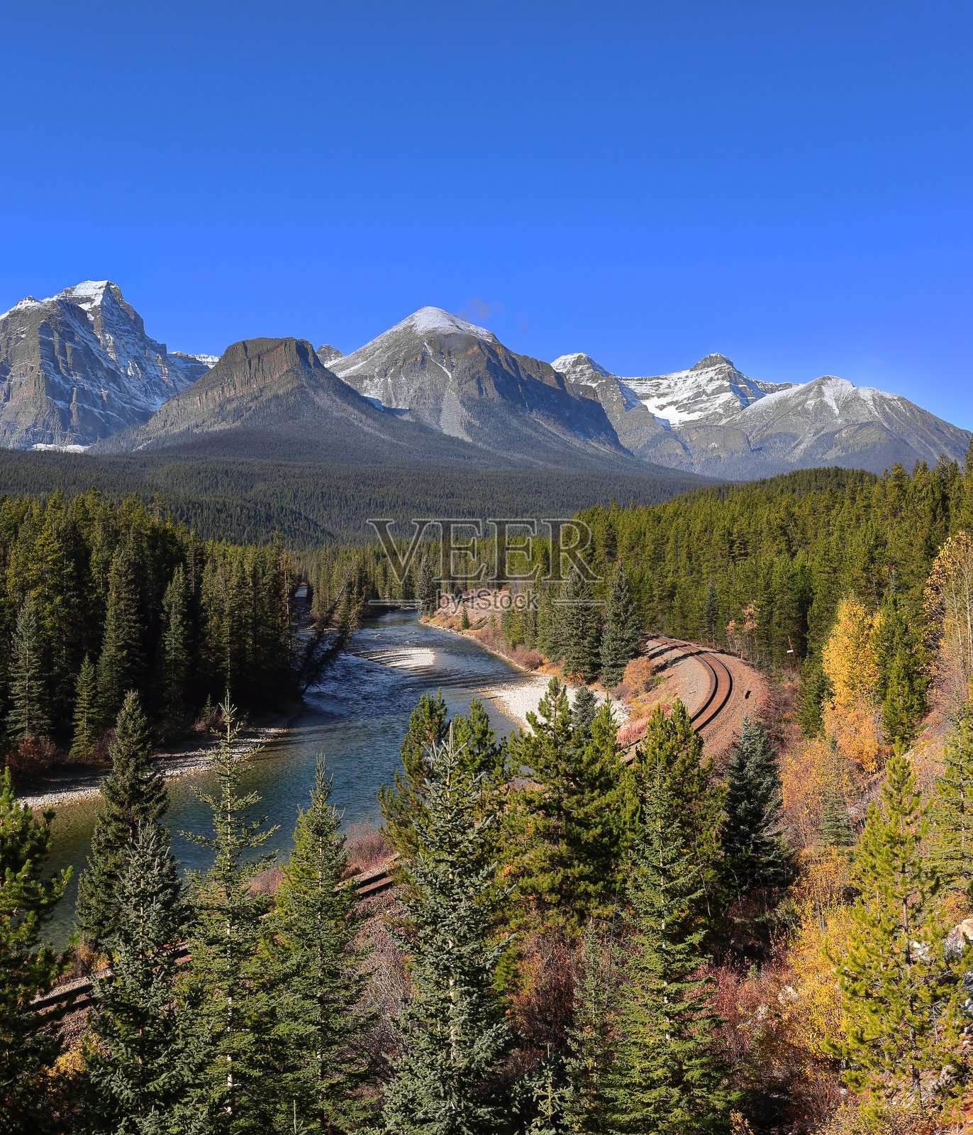 没有火车在加拿大太平洋铁路的莫兰曲线沿着博河行驶，背景是博山的雪山。班夫国家公园-阿尔伯塔-加拿大-344照片摄影图片