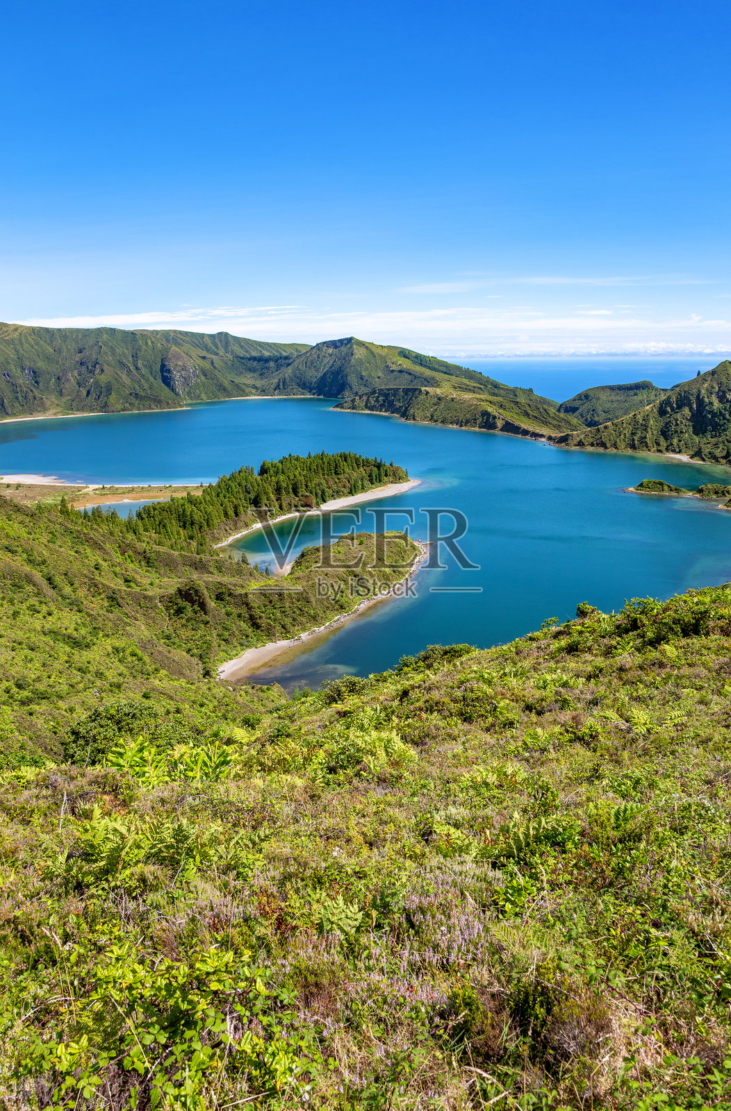 火湖（Lagoa do Fogo），位于葡萄牙亚速尔群岛圣米格尔岛的弗朗卡村。照片摄影图片