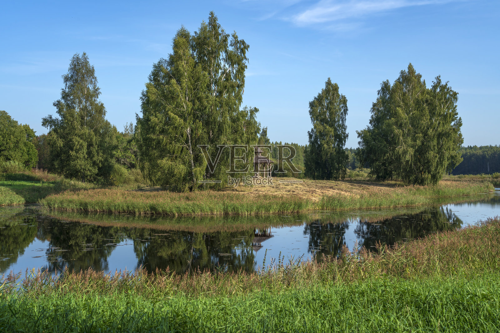 普希金自然风景保护区的彼得罗夫斯科耶庄园中的甘尼巴尔池塘，阳光明媚的夏日，普希金山，普斯科夫地区，俄罗斯照片摄影图片