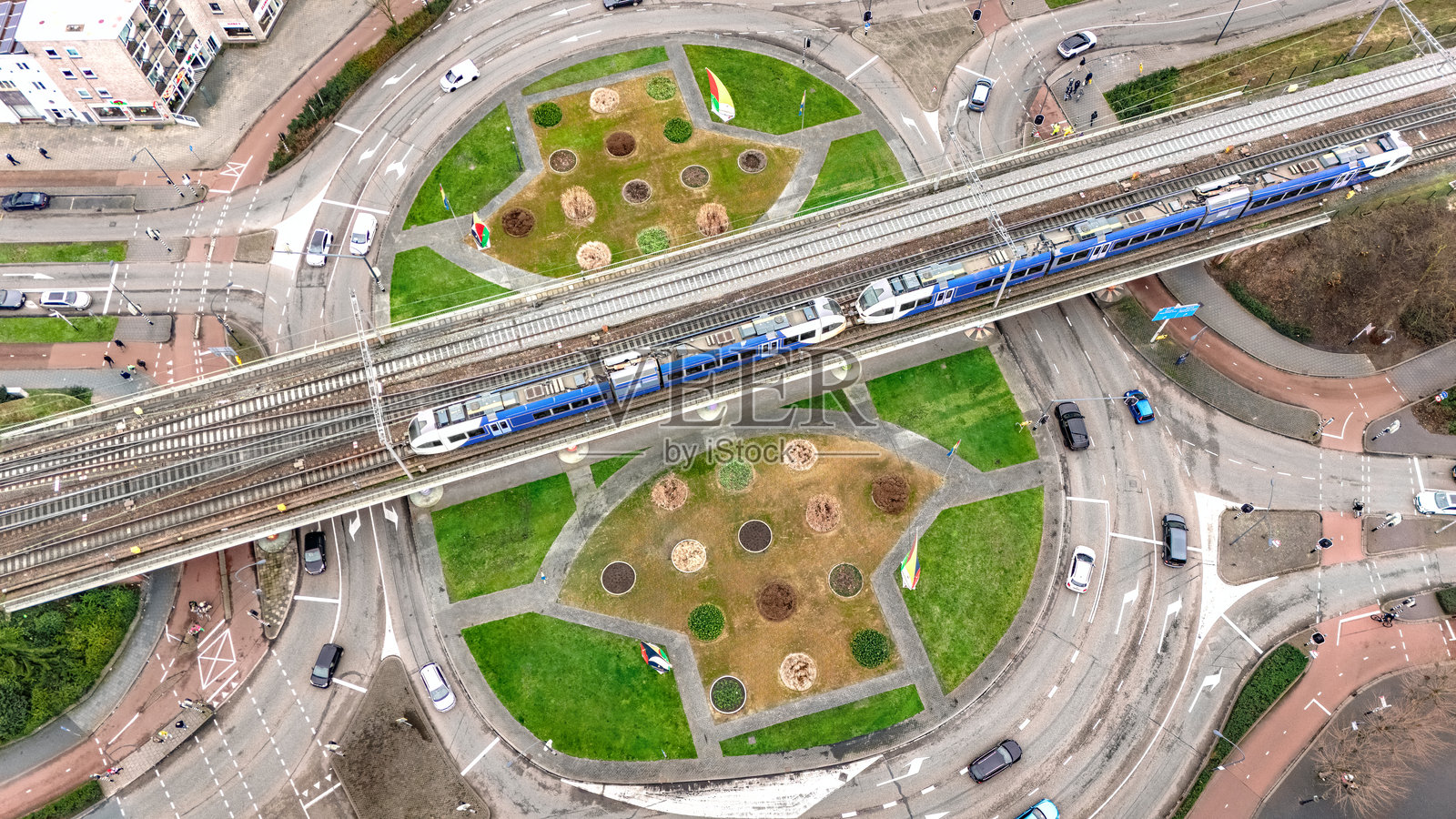 荷兰芬洛的公路环形交叉口，包含高速公路和铁路的无人机航拍视图，展示城市交通。照片摄影图片