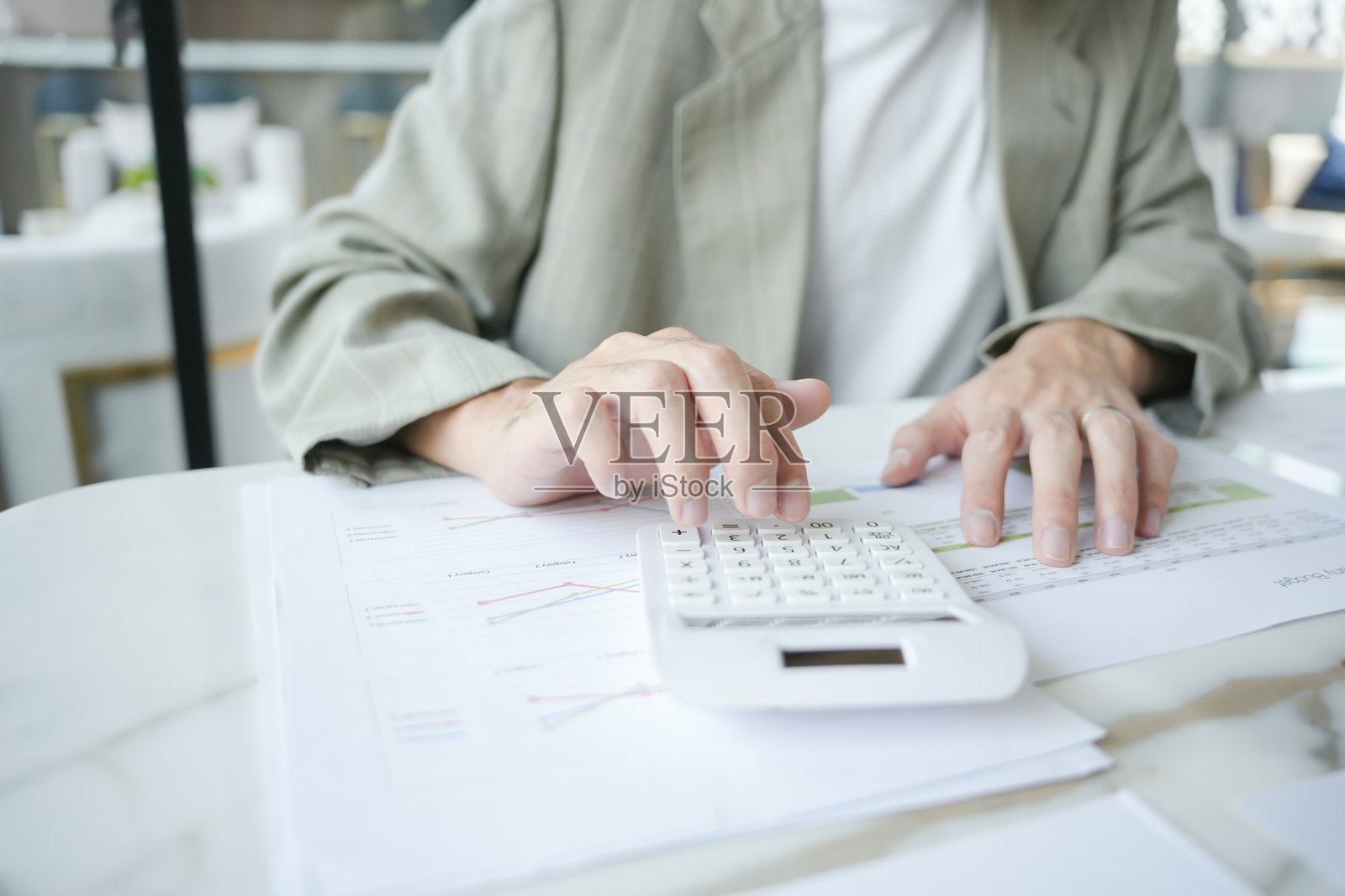 审计员或国税局工作人员，女商人在检查公司的年度财务报表。审计概念照片摄影图片