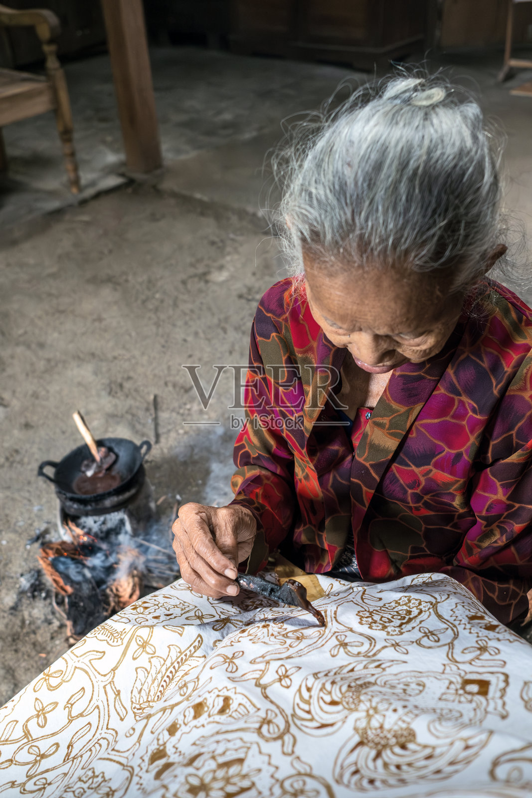 印尼工匠使用蜡笔和热蜡绘制巴蒂克照片摄影图片