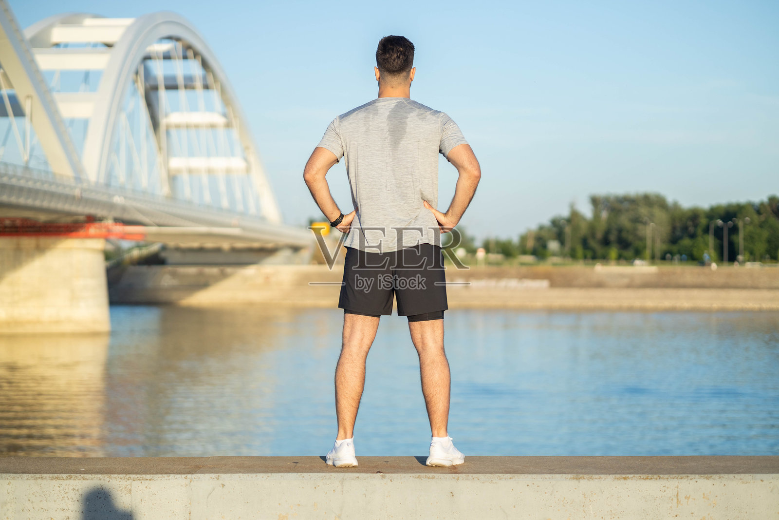自信地站在水边的男人照片摄影图片
