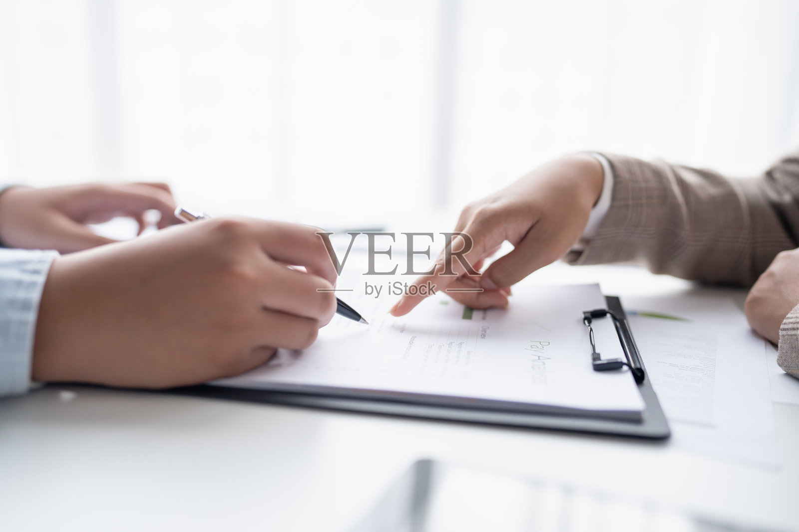 商务人士审计员或国税局工作人员检查公司年度财务报表审计会计税务。照片摄影图片