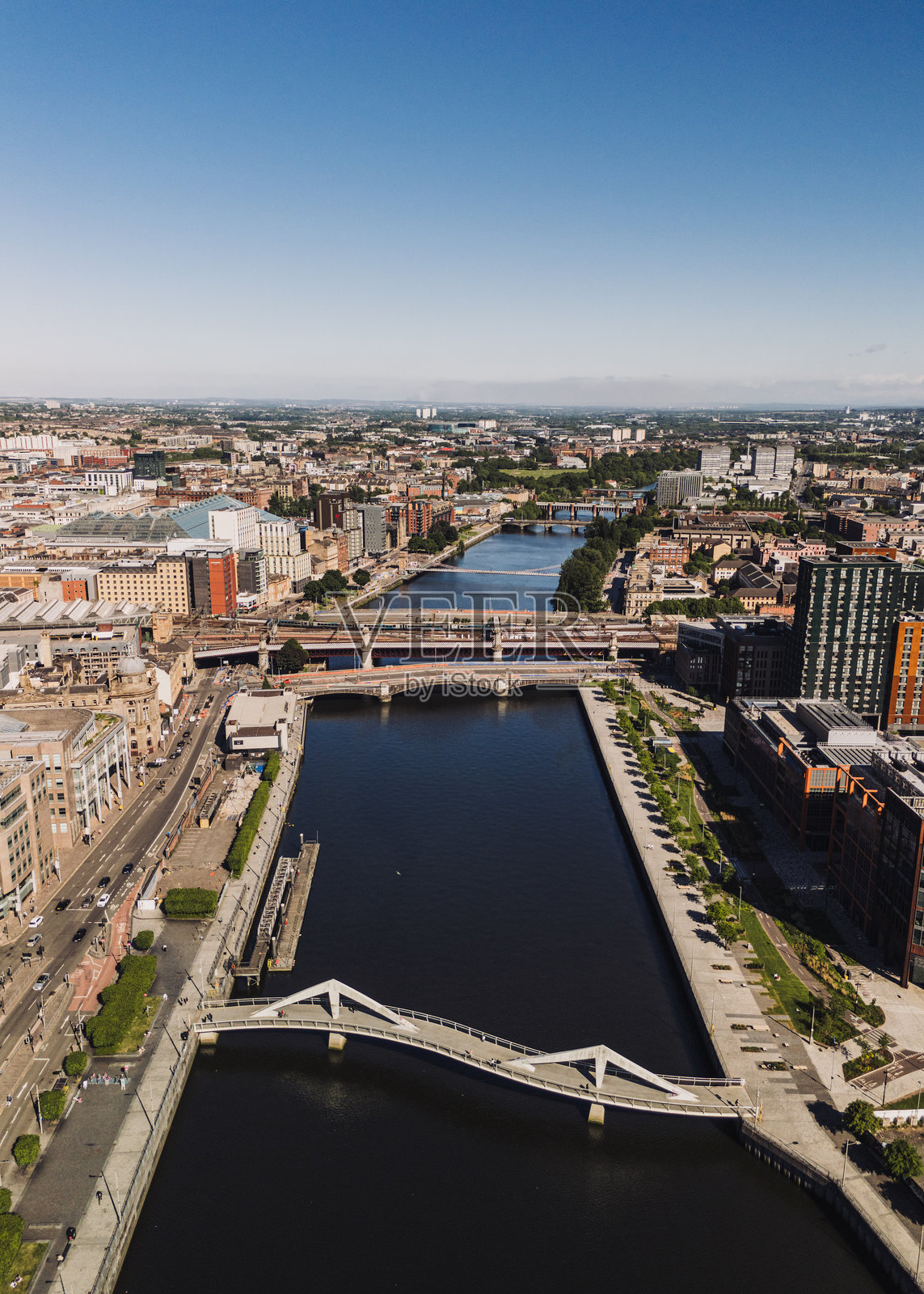 阳光明媚的日子里，格拉斯哥克莱德河上的桥梁无人机航拍。凯尔多尼亚铁路和弯曲桥。垂直视角。照片摄影图片