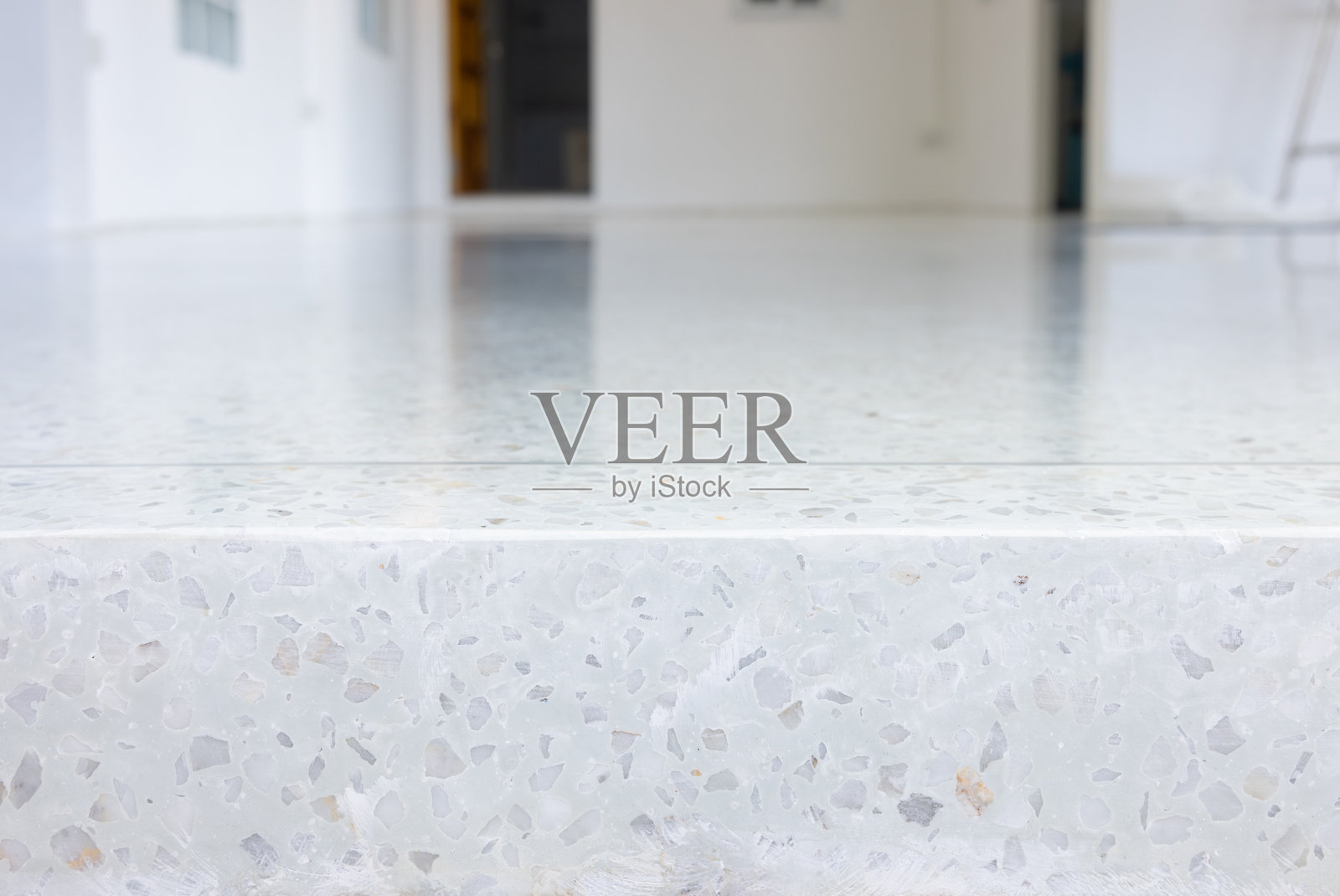 侧视的水磨石地板，模糊的室内房间适合作为背景。照片摄影图片