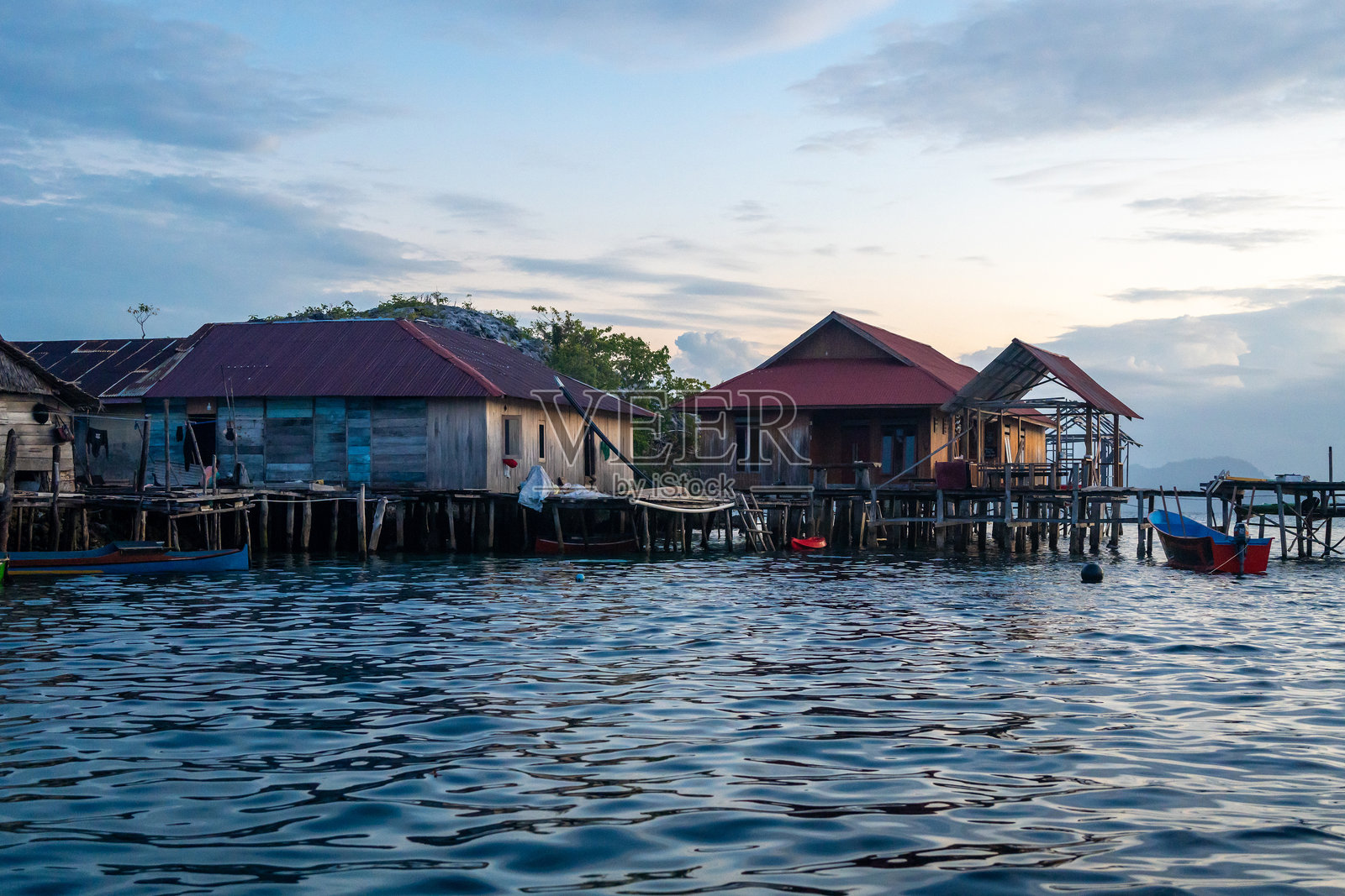 日落时分的渔民房屋，位于印度尼西亚苏拉威西的马伦戈，普劳帕潘岛照片摄影图片