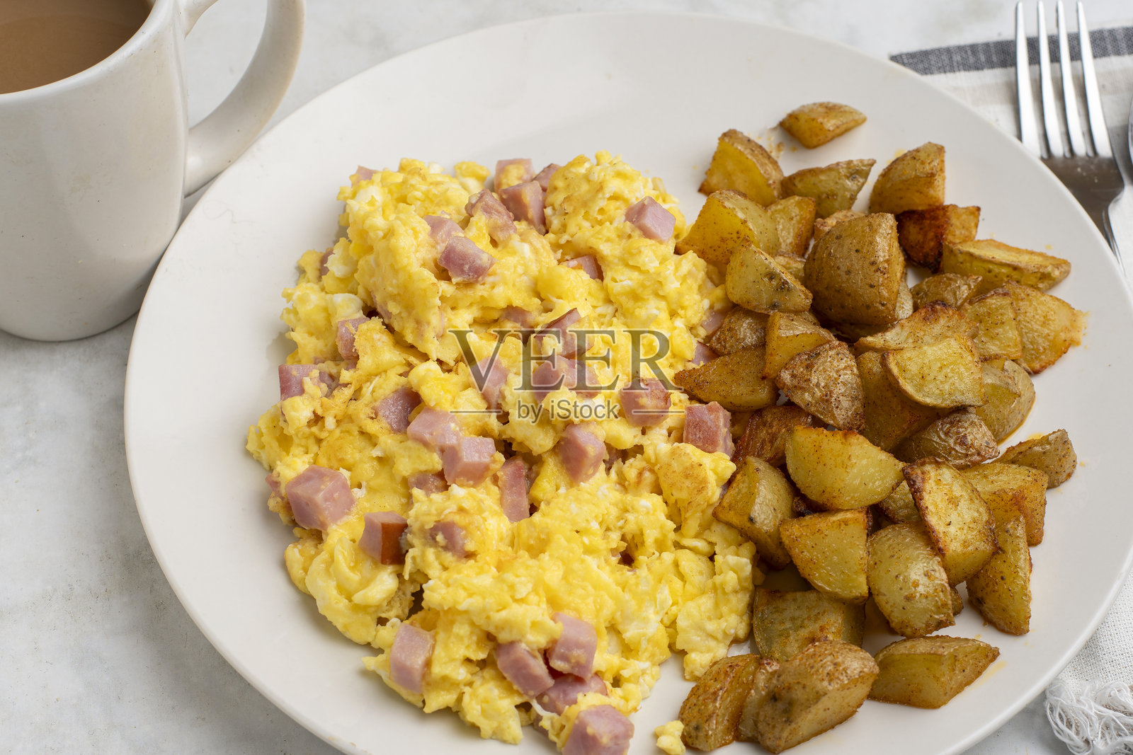 火腿炒蛋配家常土豆块照片摄影图片