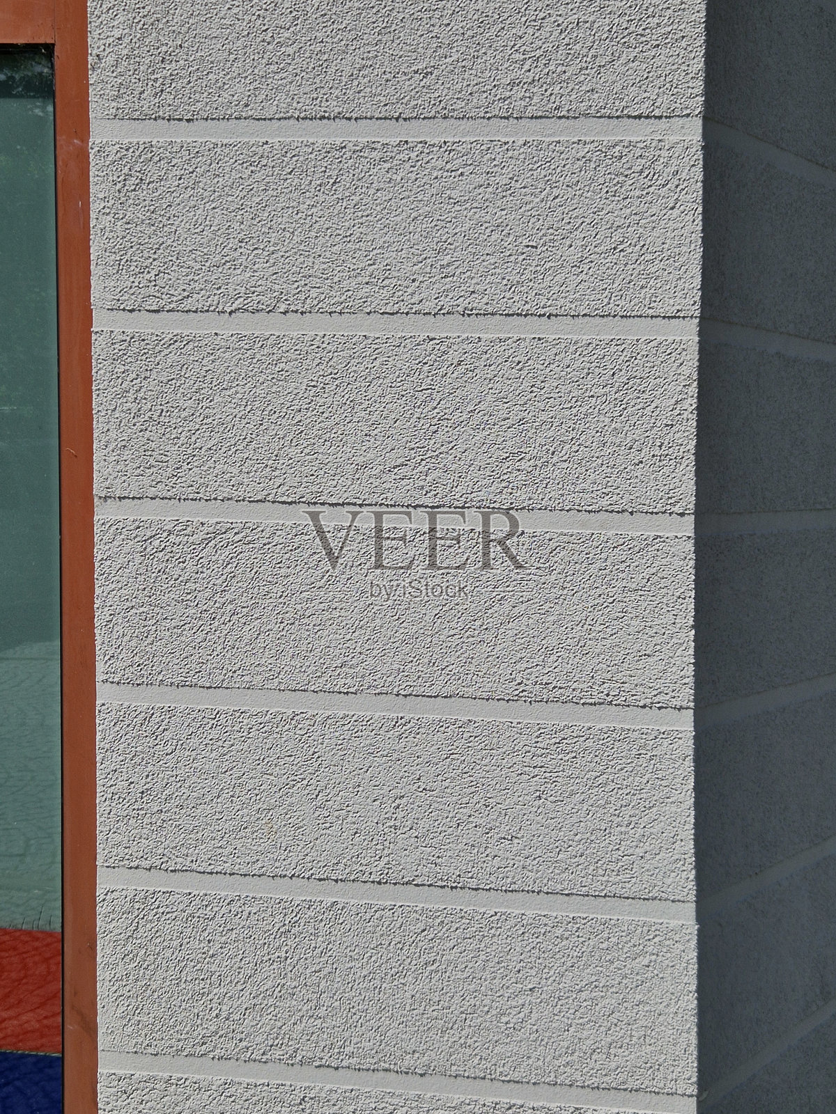 房子的外立面采用了类似方块或条纹的凹槽进行压花。现代拉伸抹灰，压花。照片摄影图片