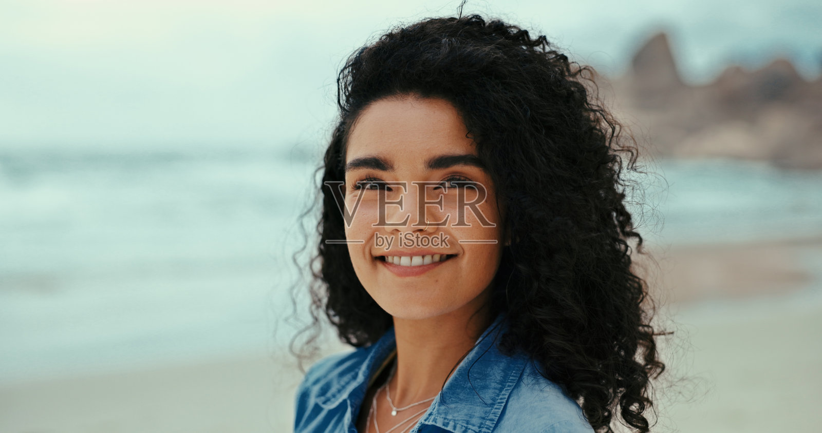 旅行、微笑和海洋中的女性，享受假期、度假和户外冒险的思考。海滩、放松和快乐的人在海边的肖像，反思和岛屿上的游客。照片摄影图片