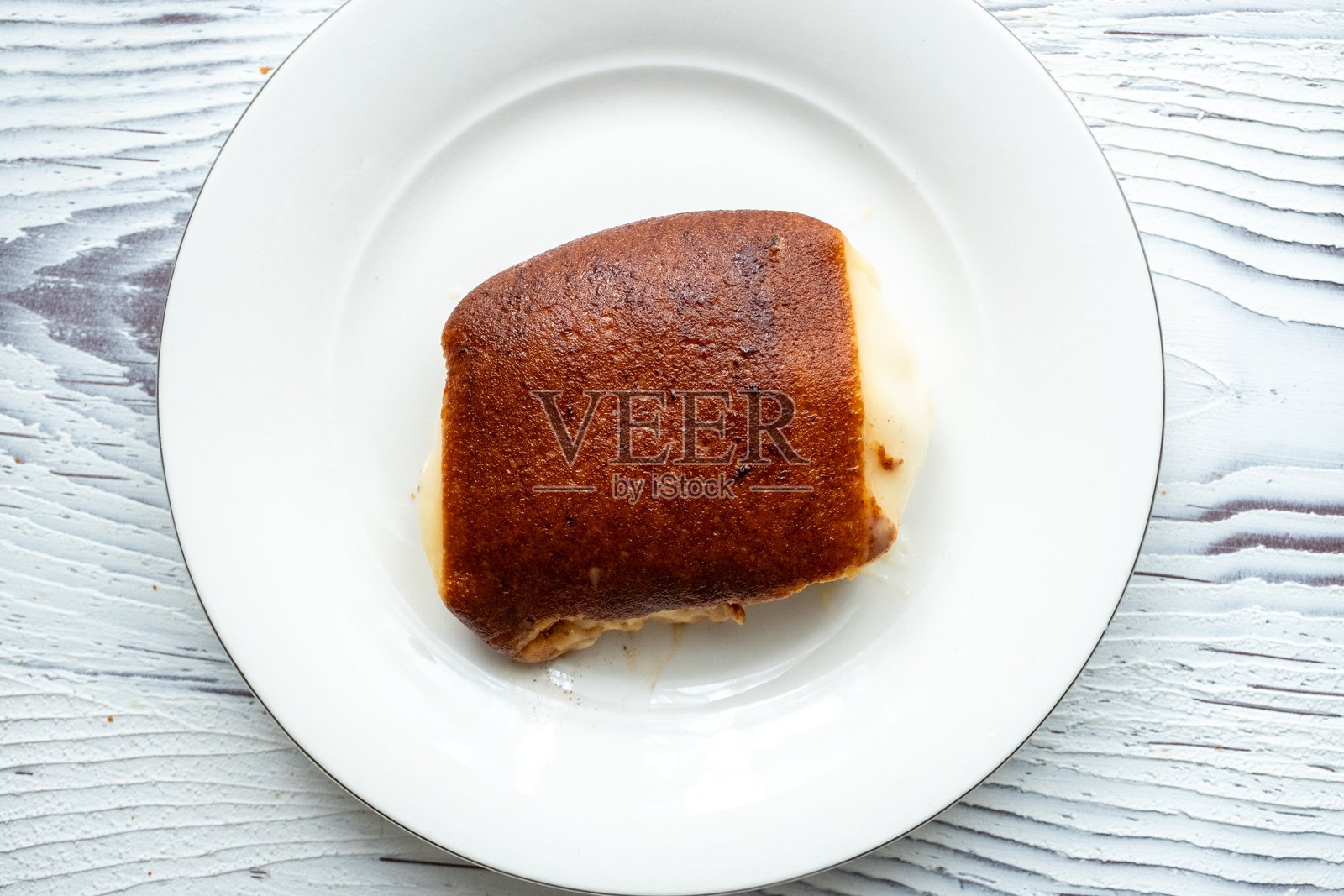 白盘上的土耳其甜点卡赞迪比照片摄影图片