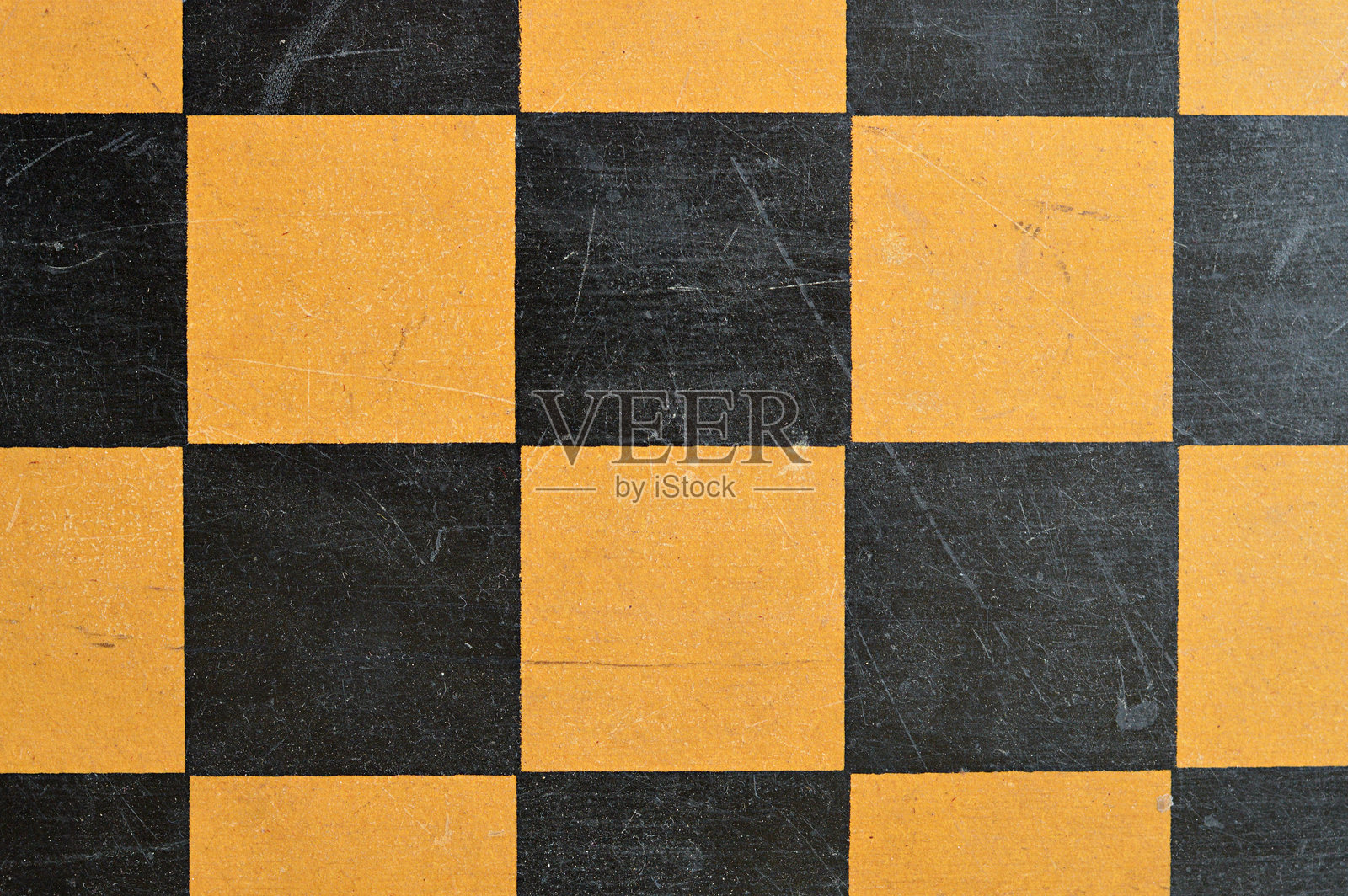 横向俯视空白的纹理木质棋盘，表面有旧的划痕和磨损痕迹。照片摄影图片