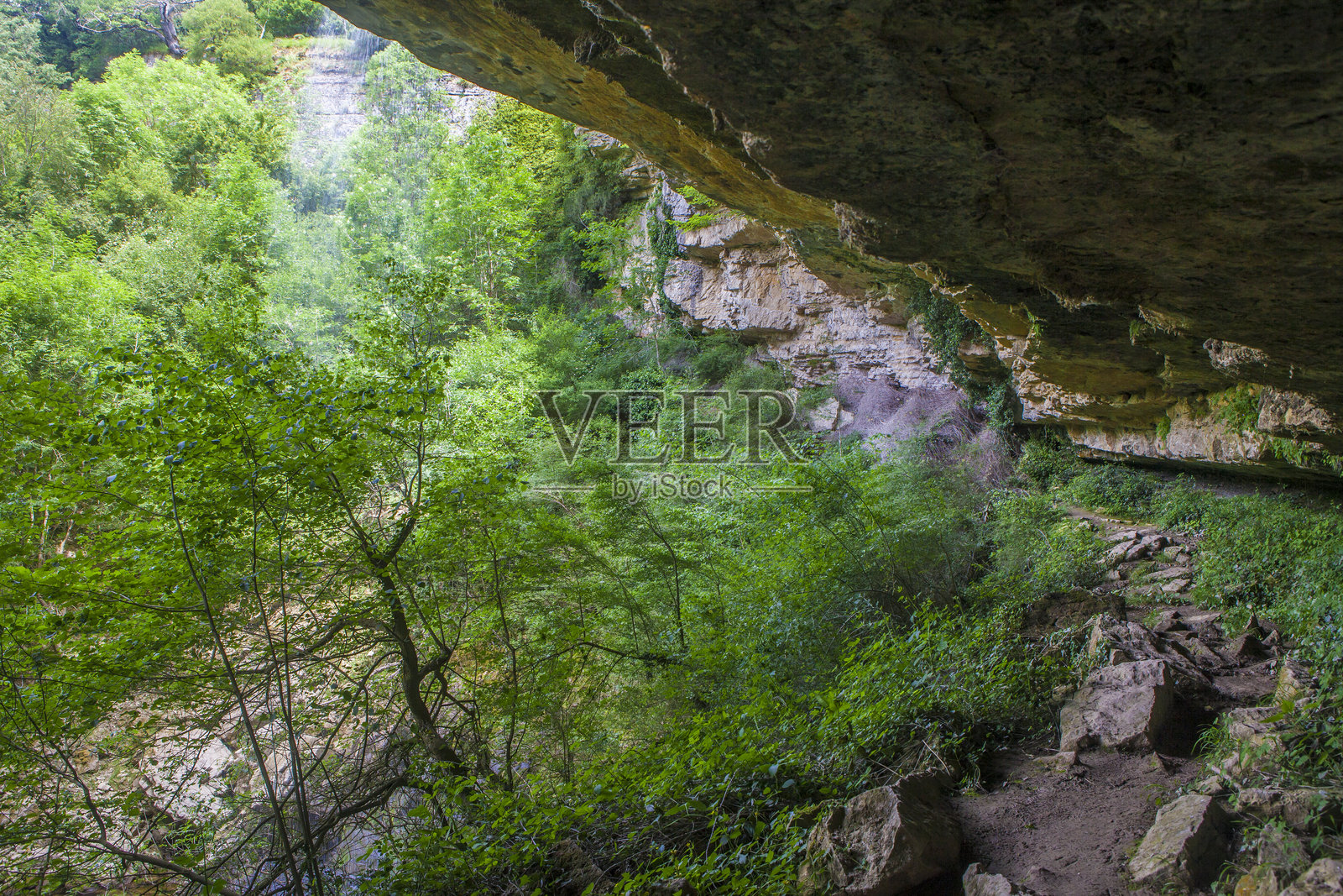西班牙纳瓦拉的艾兹普恩瀑布岩石庇护所照片摄影图片