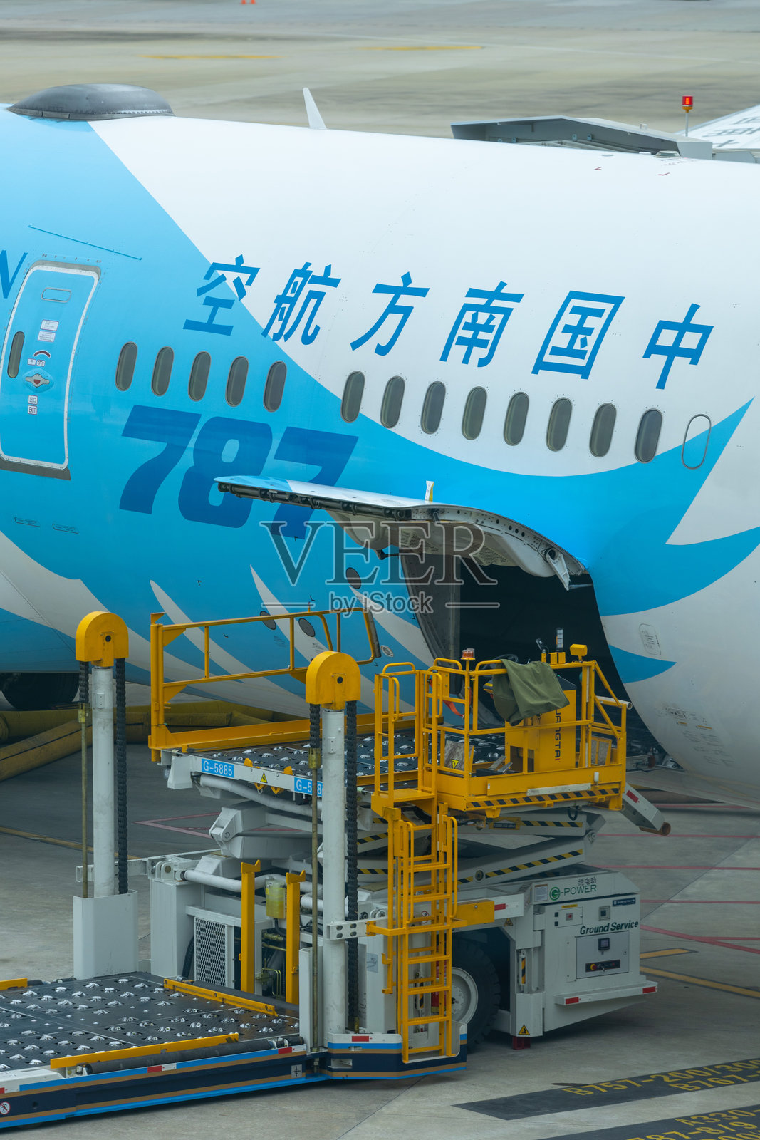 中国南方航空在白云机场旁的货物升降平台照片摄影图片