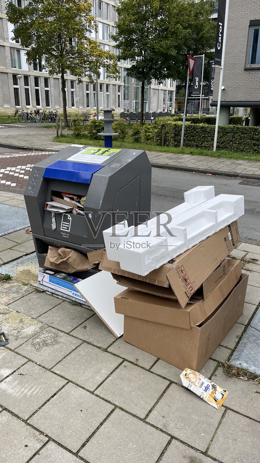 垃圾被扔在了垃圾桶外面照片摄影图片