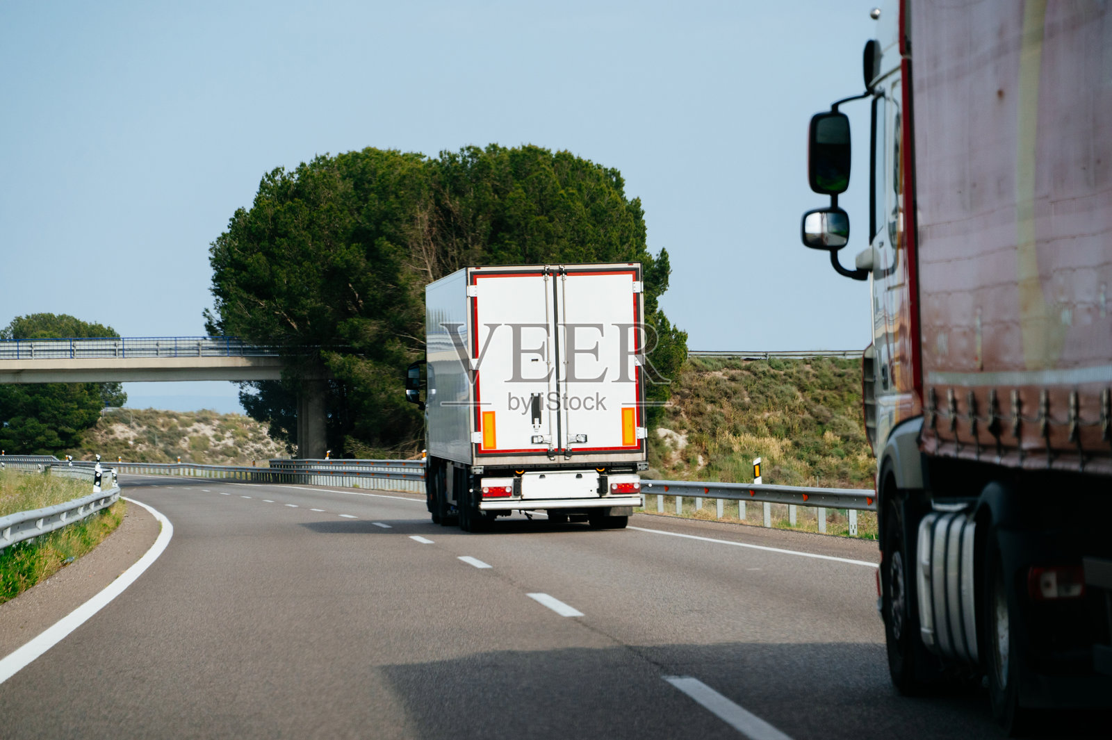 高速公路上的半挂卡车照片摄影图片