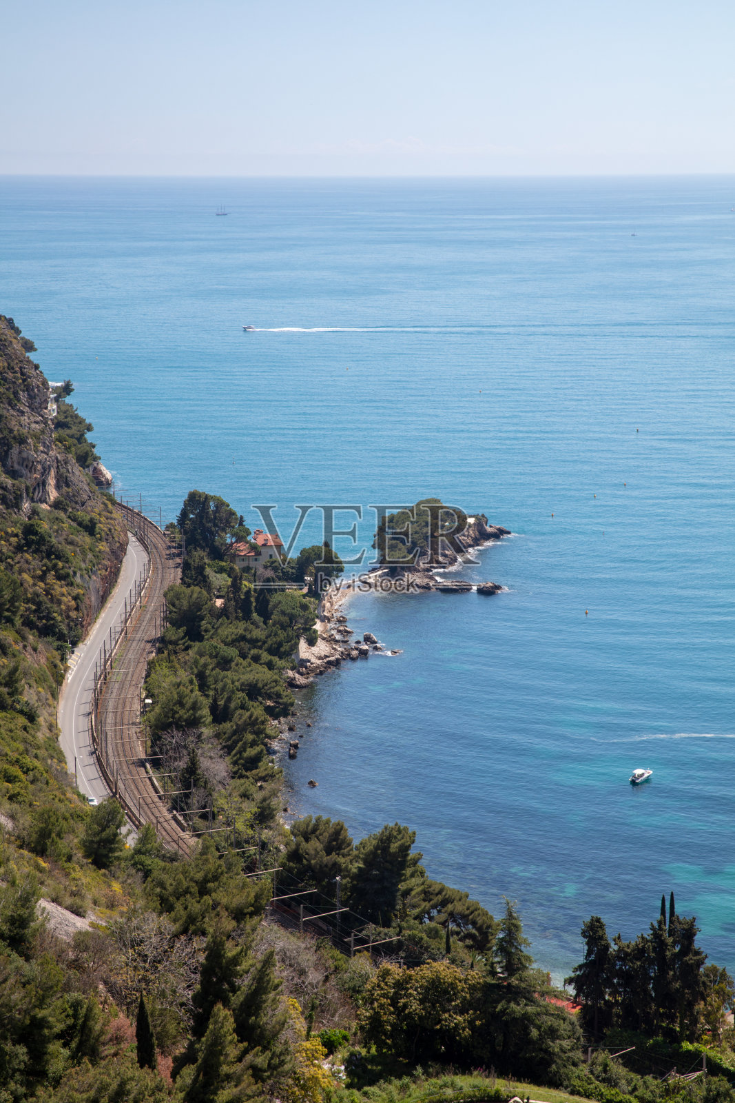 从法国里维埃拉的埃兹村顶端俯瞰地中海海岸线照片摄影图片