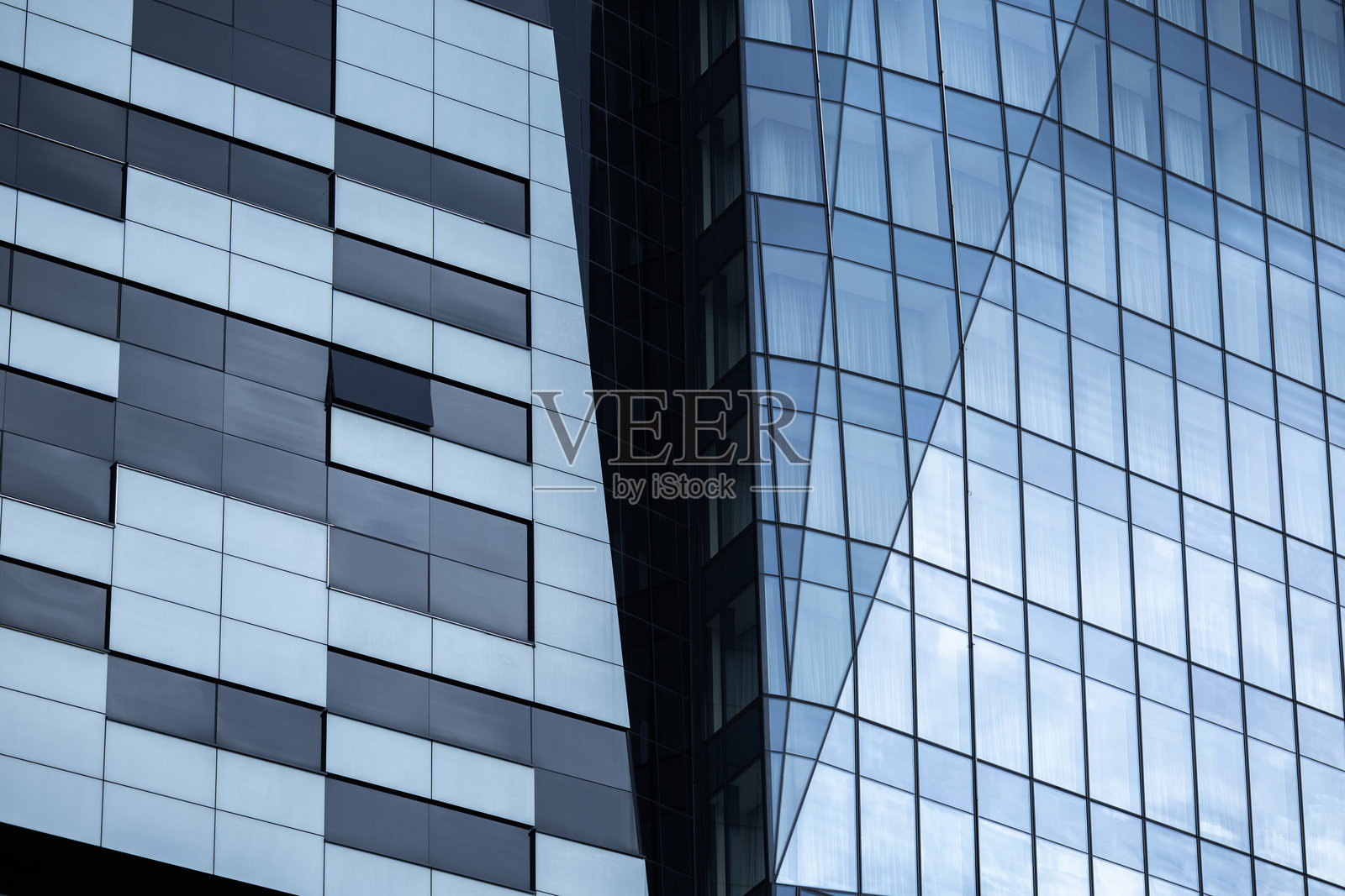 现代玻璃立面与黑白面板元素在市中心照片摄影图片