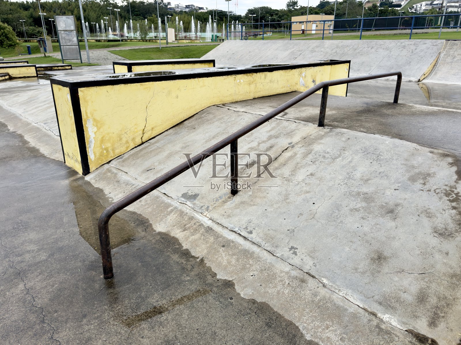 阴云密布的天空，湿滑的跑道，但滑板精神从未停止。城市休闲空间等待着动作和肾上腺素的释放。照片摄影图片