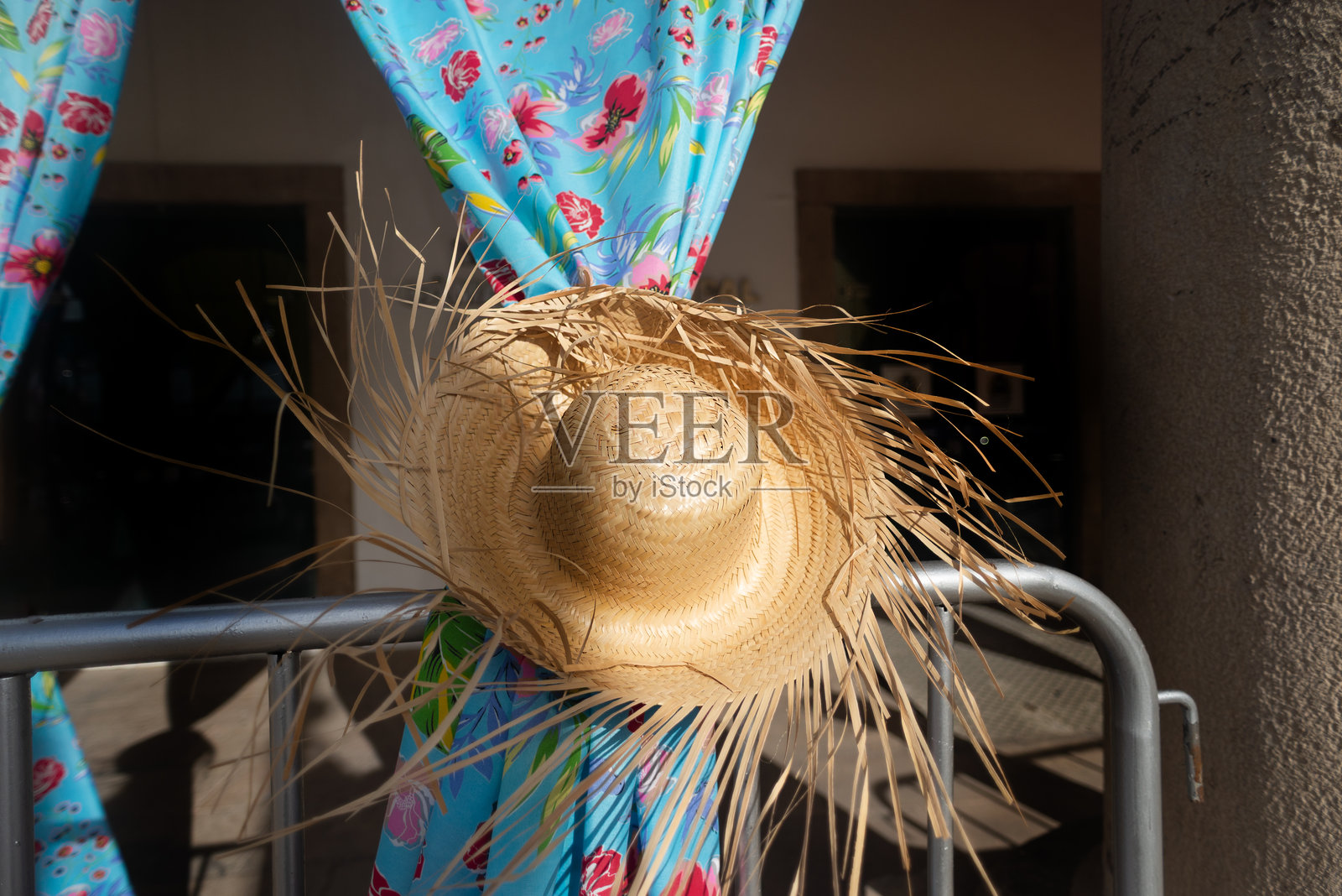 用彩色布料装饰的草帽。圣约翰节。照片摄影图片