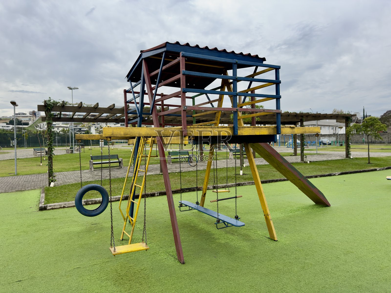 色彩、乐趣和童年！充满活力的游乐场，激发想象力和户外游戏。照片摄影图片