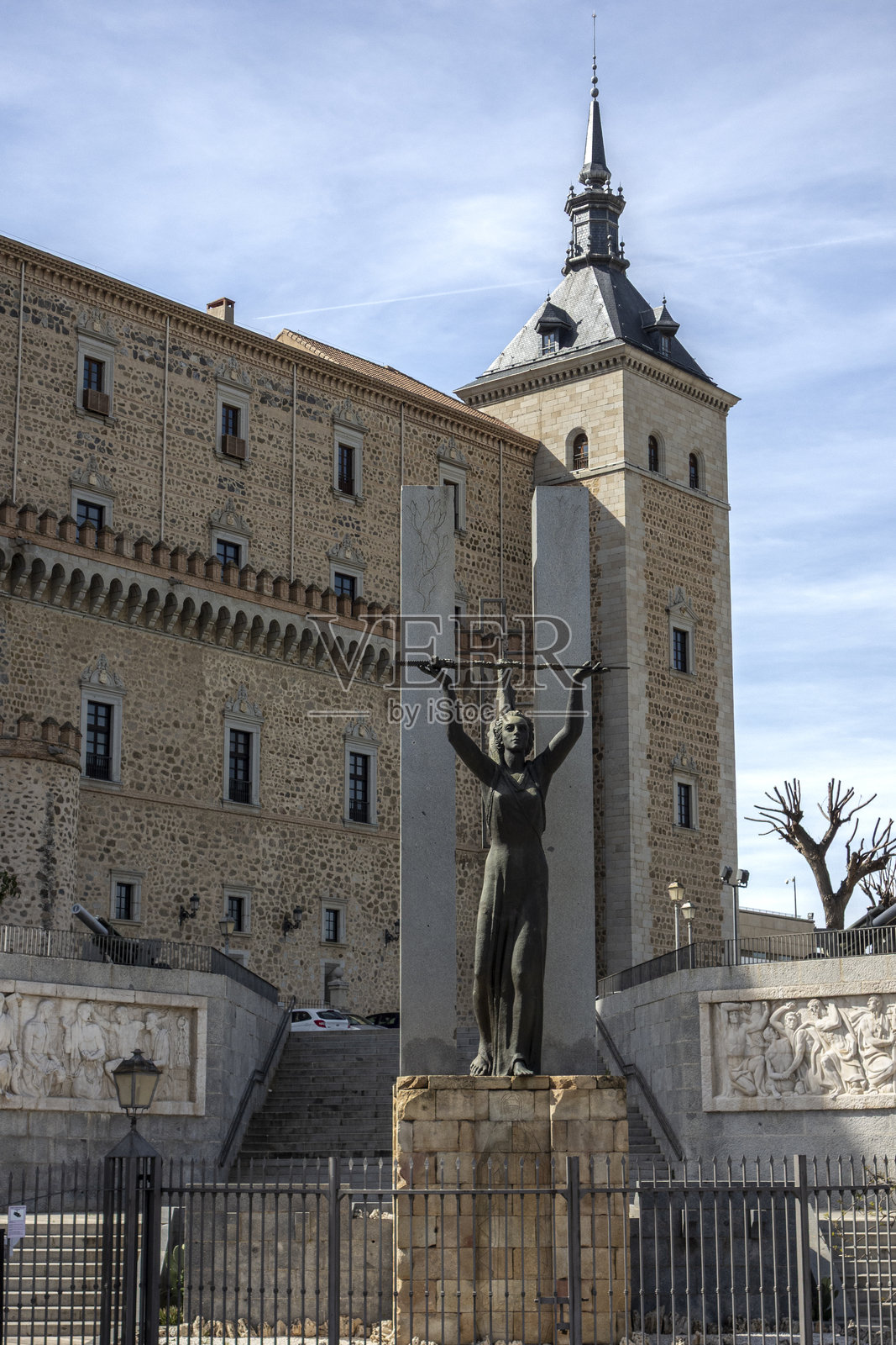 纪念托莱多阿尔卡萨尔围城战的青铜雕像照片摄影图片