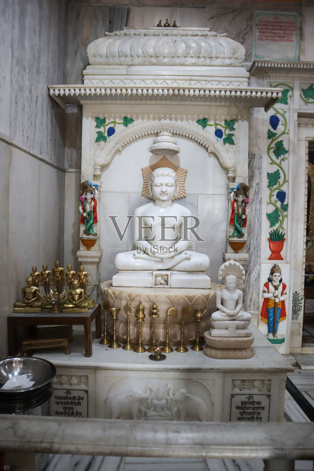 印度贾因教寺庙内部，白色大理石雕刻的摩诃维拉或尼门纳特神像，在摩诃维拉节期间受到崇拜。照片摄影图片