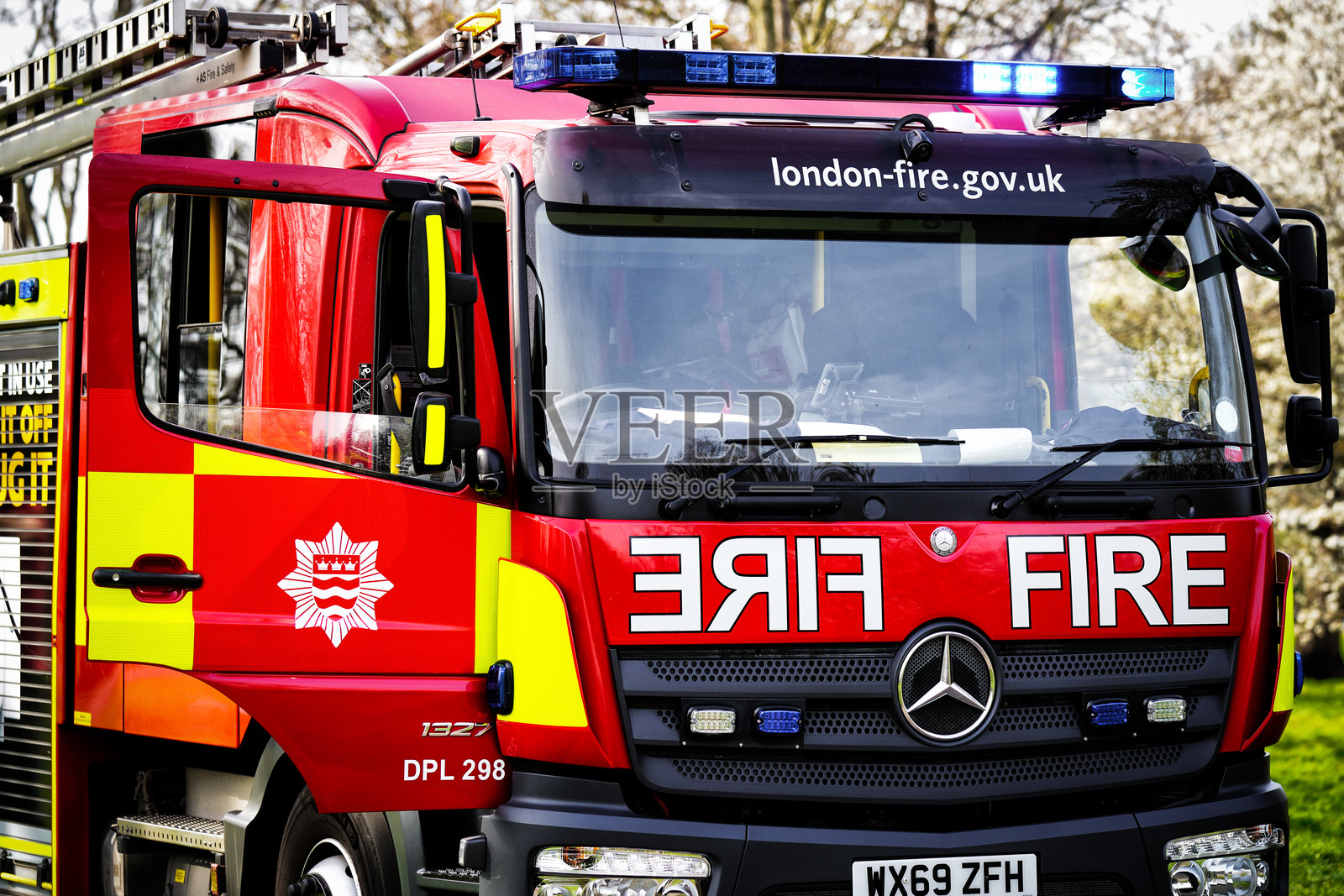 伦敦消防局消防车辆，现代消防设备，环保单位正面视图，海德公园照片摄影图片