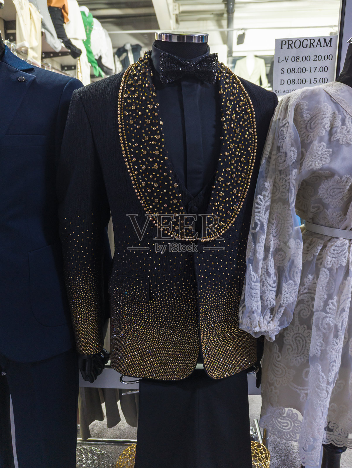 奢华男士西装在模特上展示出售。照片摄影图片