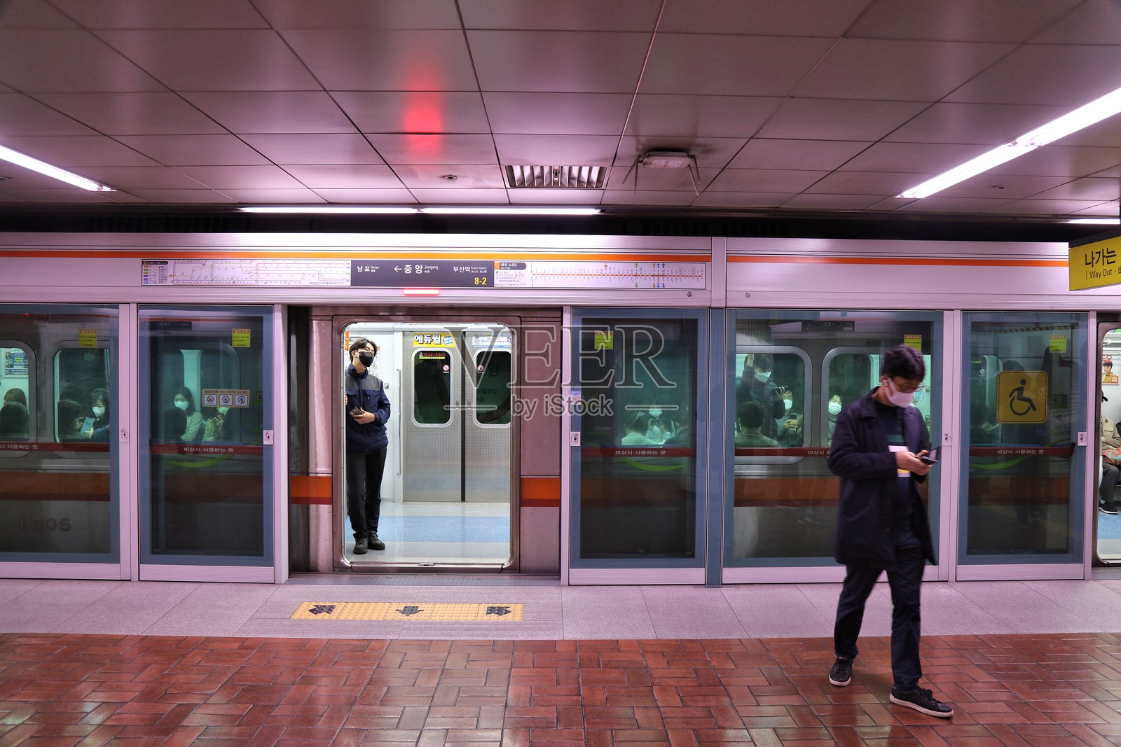 釜山地铁的屏蔽门照片摄影图片