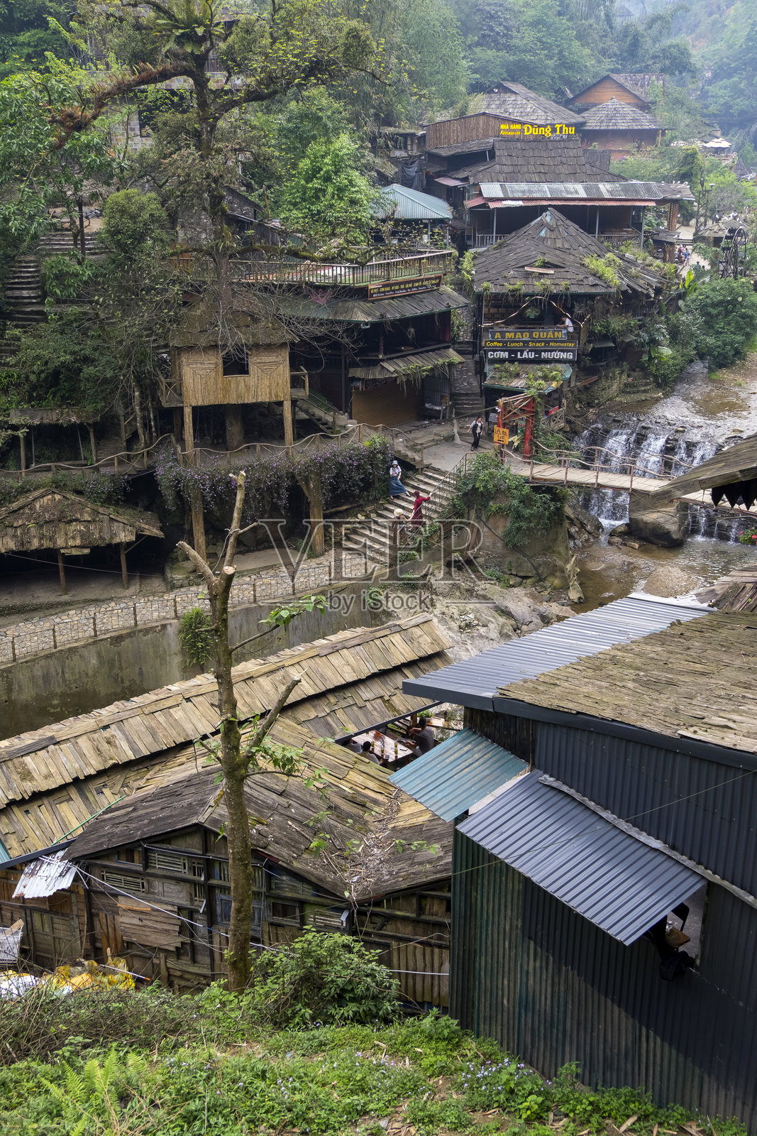 越南沙坝的卡卡村河流与房屋照片摄影图片