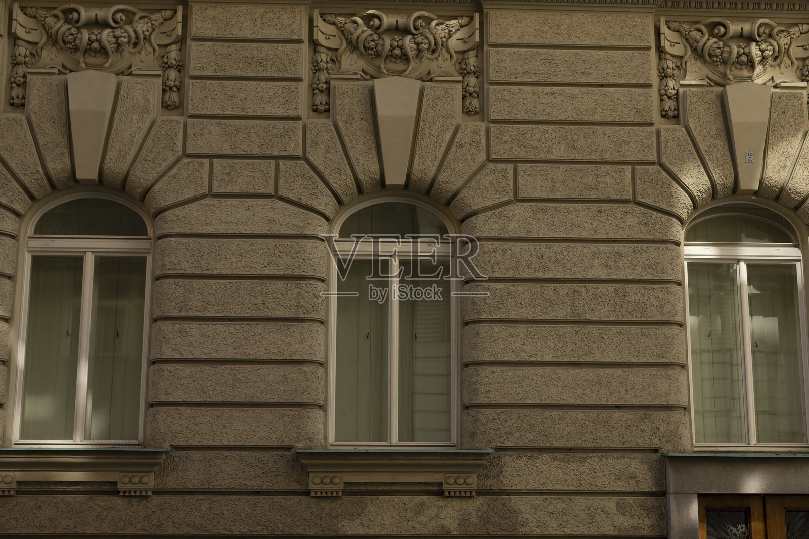 欧洲的文化遗产。古镇中一座历史建筑的窗户照片摄影图片