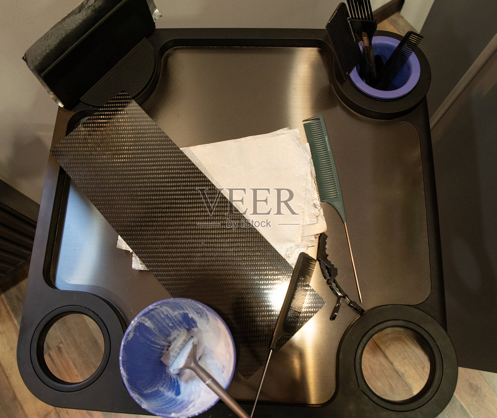 专业发型师工作站的俯视图，配有染发工具。照片摄影图片