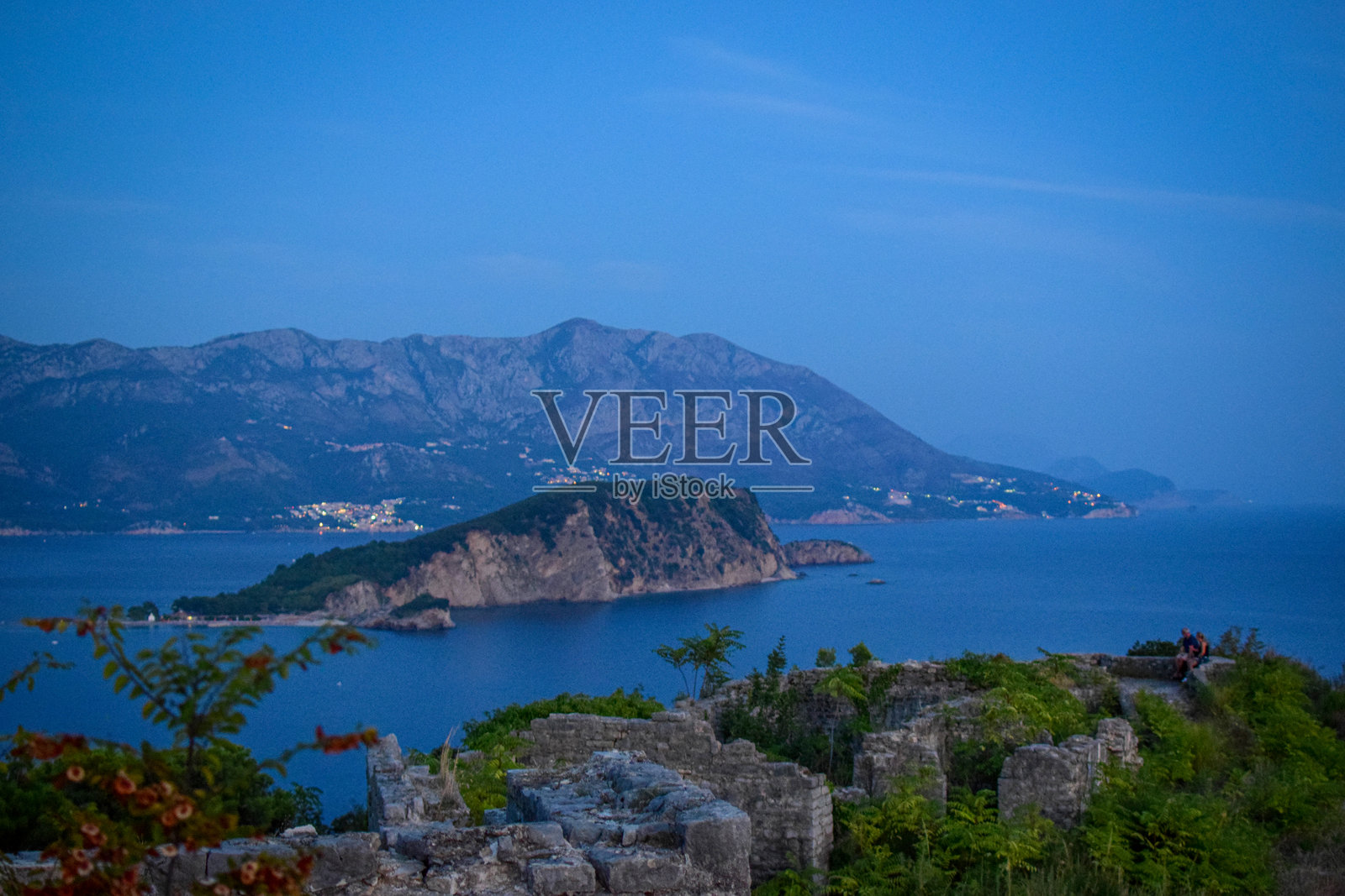 古老的石头遗迹俯瞰海岸悬崖的日落照片摄影图片