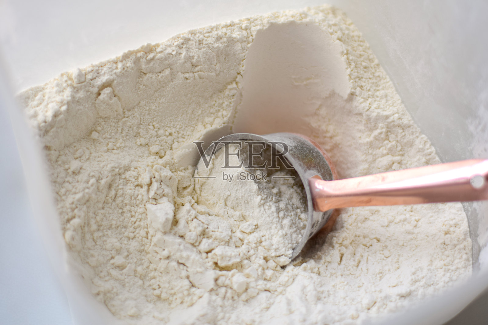 面粉容器内的量勺照片摄影图片