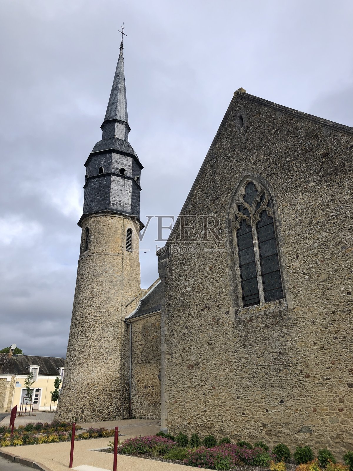 法国萨尔特省孔热-苏尔-奥尔的教堂和钟楼照片摄影图片