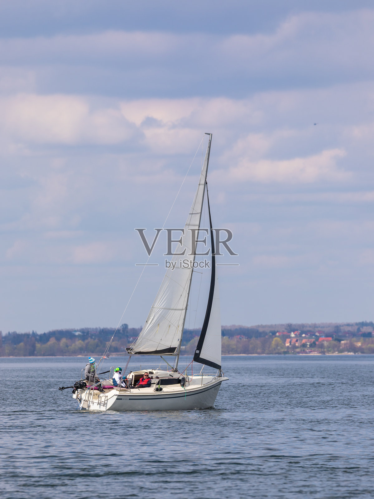 波兰马祖里湖上的帆船比赛。照片摄影图片