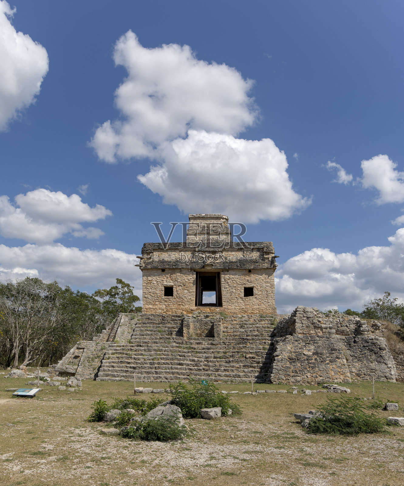 七娃娃神庙，位于著名的墨西哥玛雅遗址——兹比尔查尔图（梅里达，尤卡坦州），古代前哥伦布时期的金字塔结构，标志性的历史古迹，旅游胜地。照片摄影图片